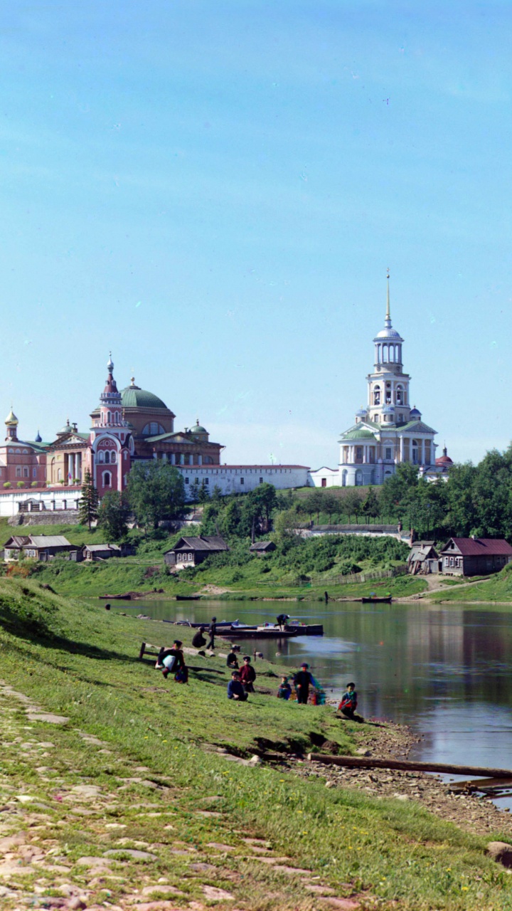 Weißes Betongebäude in Der Nähe Des Flusses Tagsüber. Wallpaper in 720x1280 Resolution