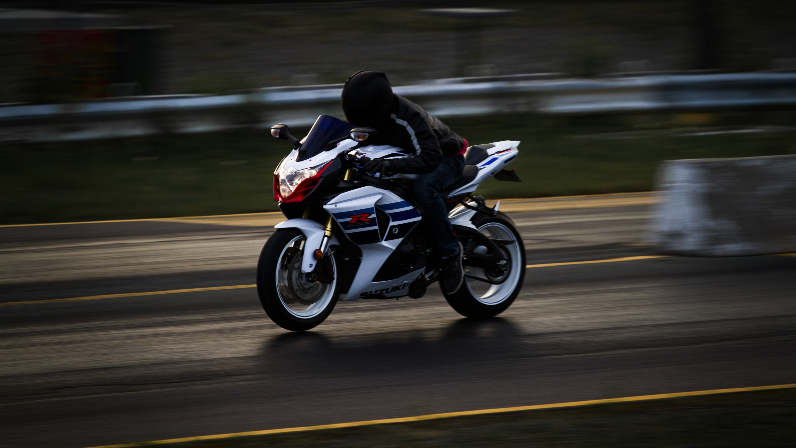 Man in Black Jacket Riding Blue and White Sports Bike. Wallpaper in 2560x1440 Resolution