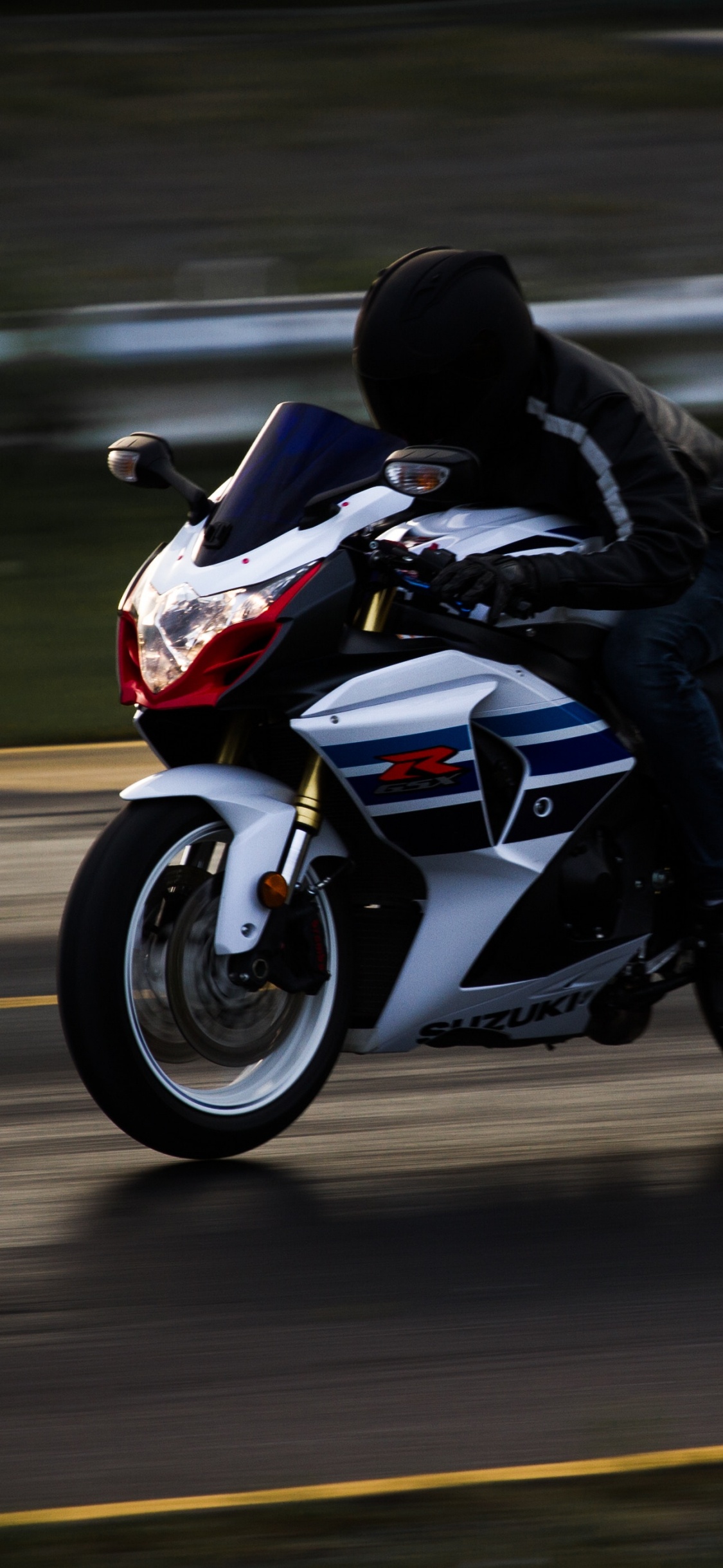 Homme en Veste Noire Faisant du Vélo de Sport Bleu et Blanc. Wallpaper in 1125x2436 Resolution