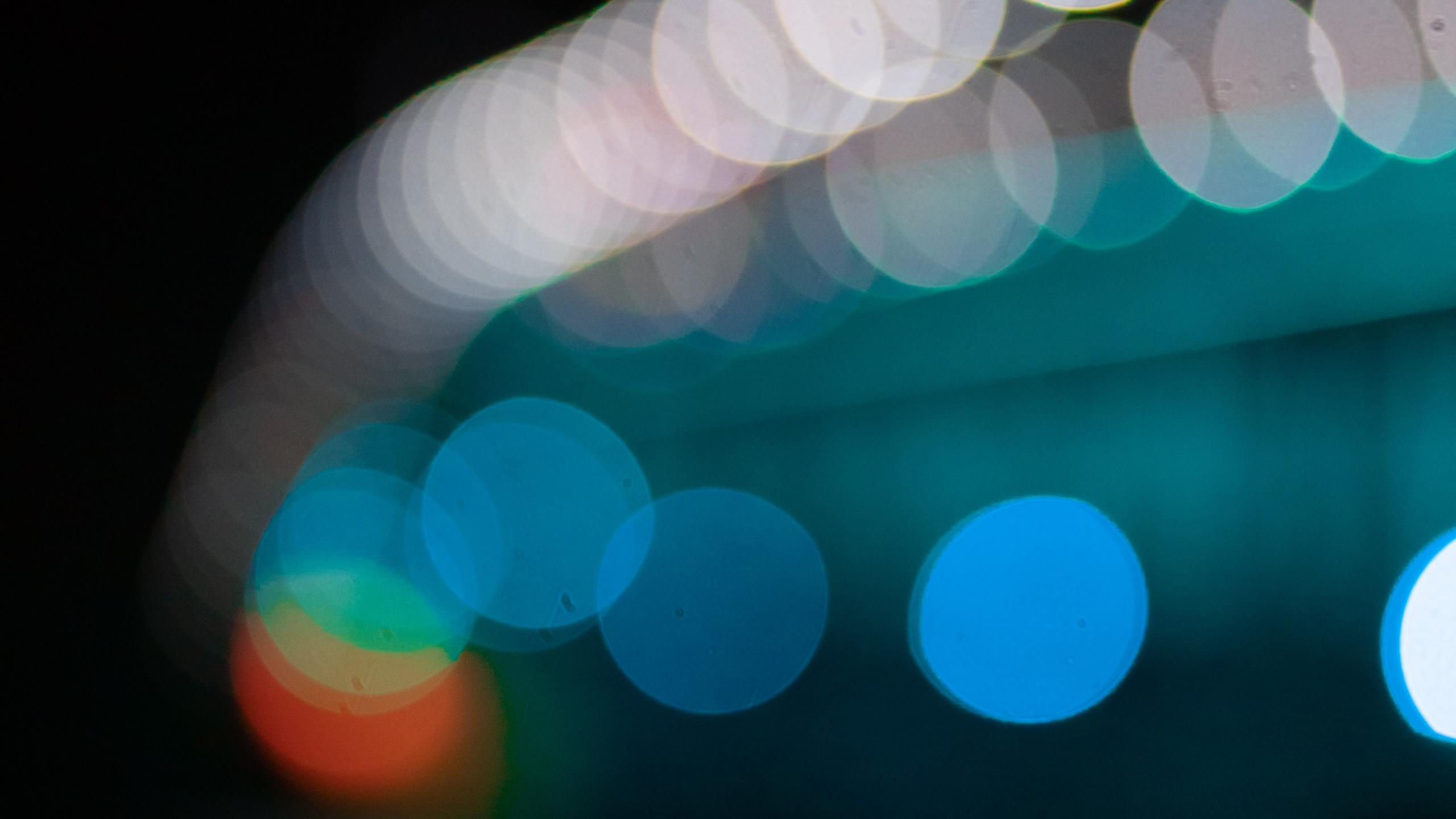 Grünes Und Weißes Licht-Bokeh. Wallpaper in 2560x1440 Resolution