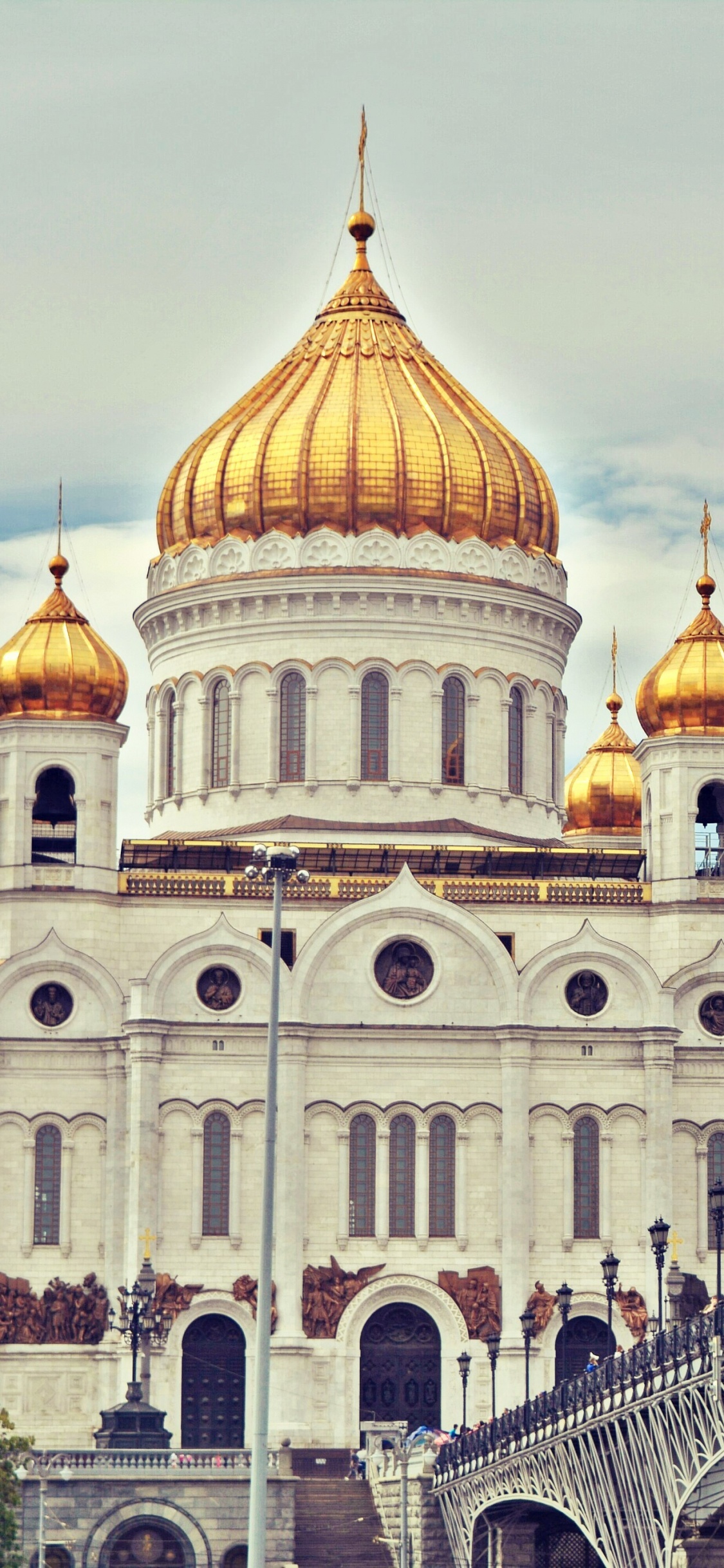 Bâtiment en Béton Blanc et Marron Sous Ciel Bleu Pendant la Journée. Wallpaper in 1125x2436 Resolution