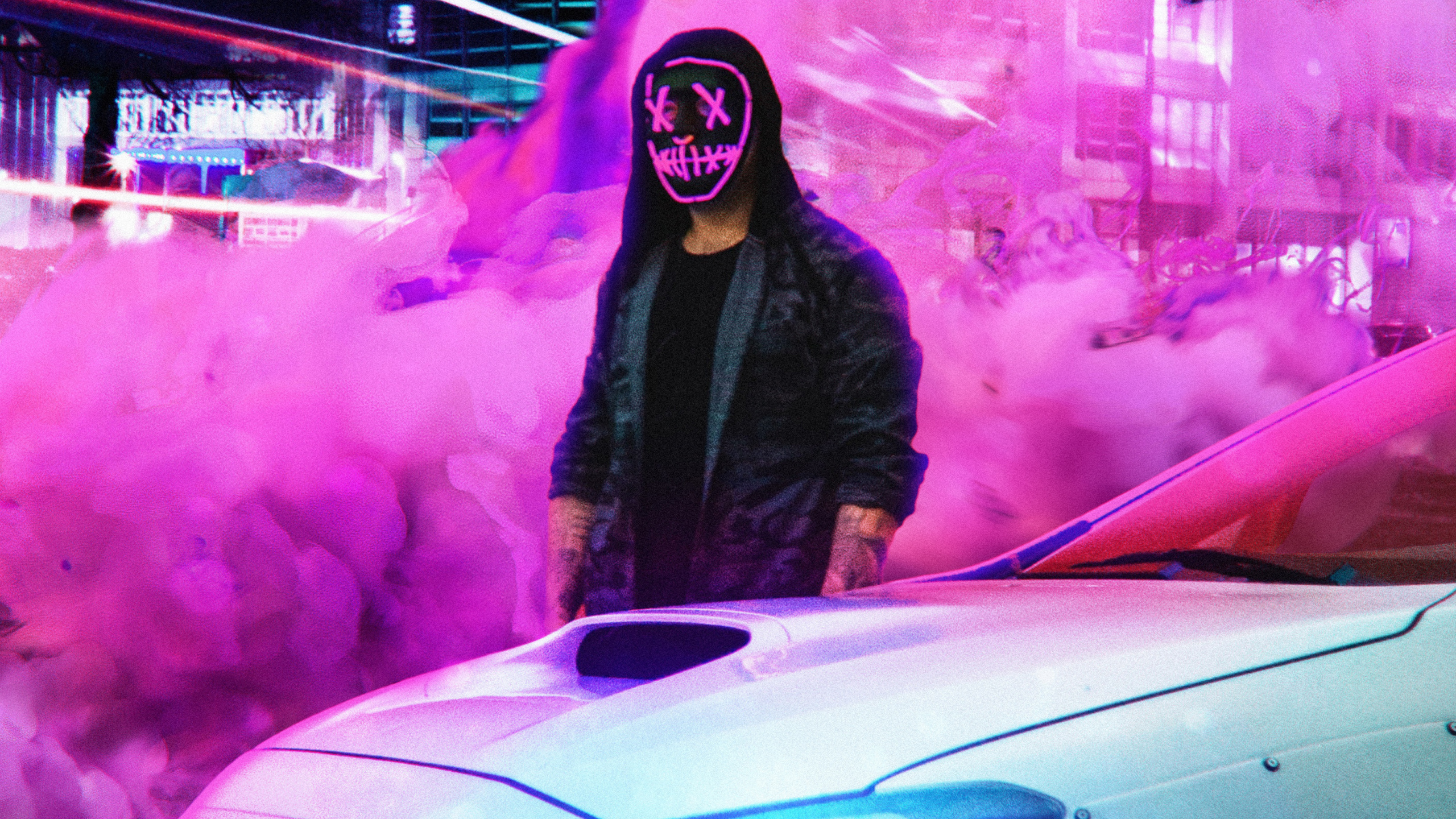 Hombre de Chaqueta Negra de Pie Junto al Coche Blanco. Wallpaper in 2560x1440 Resolution