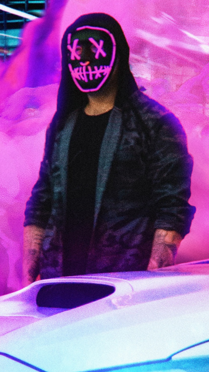 L'homme en Veste Noire Debout à Côté D'une Voiture Blanche. Wallpaper in 720x1280 Resolution