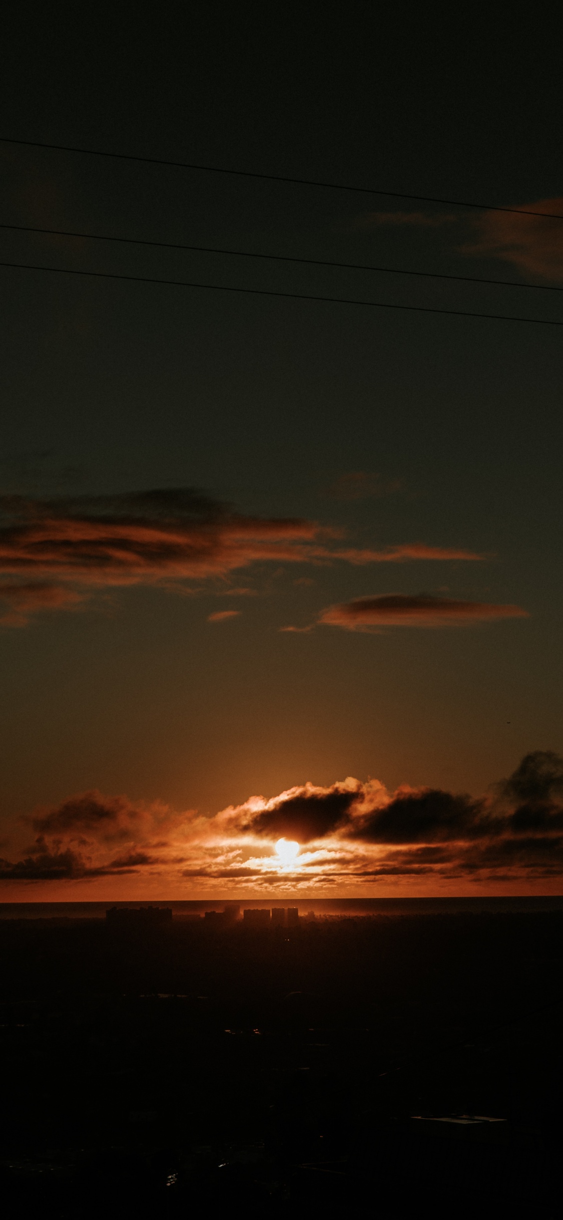 Silhouette de Nuages Pendant le Coucher du Soleil. Wallpaper in 1125x2436 Resolution