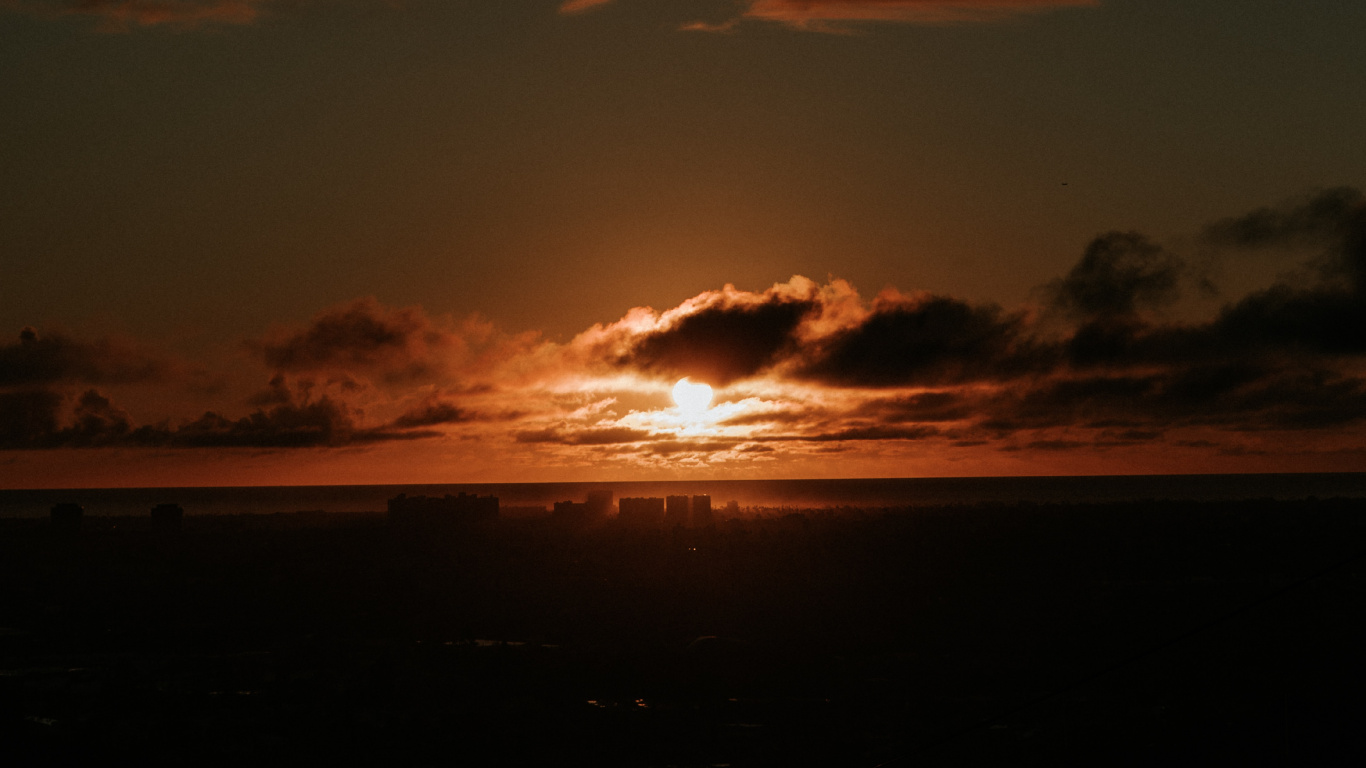 Silhouette Von Wolken Bei Sonnenuntergang. Wallpaper in 1366x768 Resolution