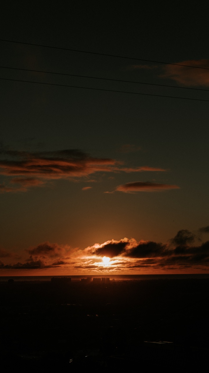 Silhouette Von Wolken Bei Sonnenuntergang. Wallpaper in 720x1280 Resolution