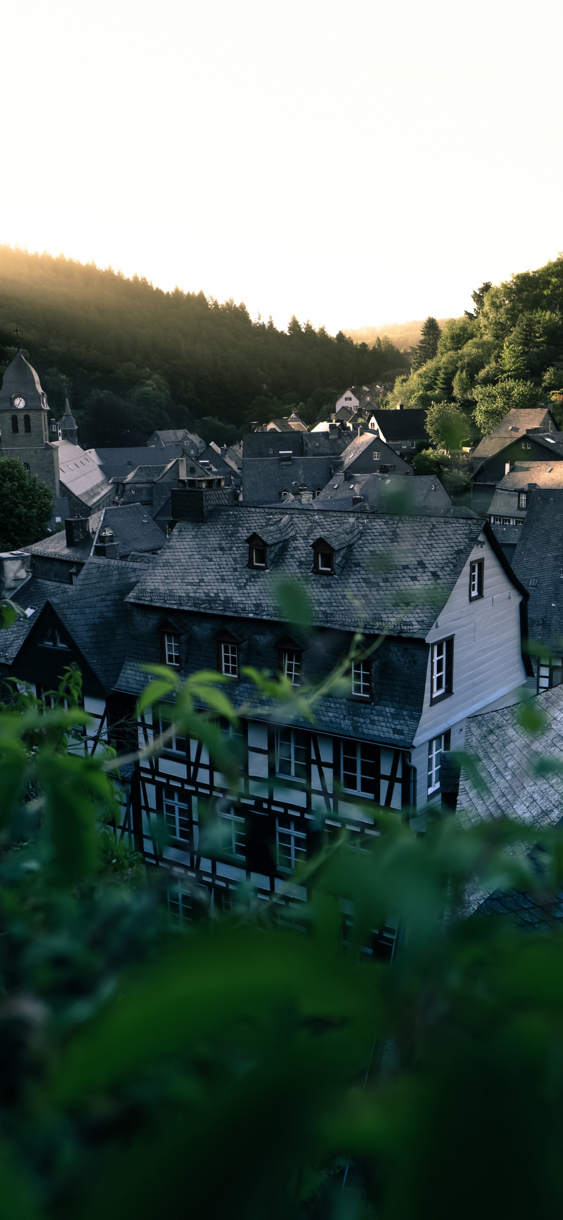White and Black Concrete House on Green Grass Field. Wallpaper in 1125x2436 Resolution