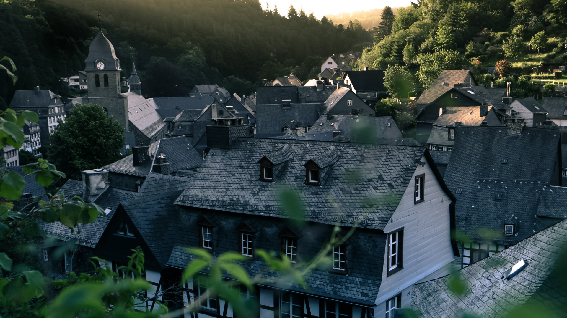 White and Black Concrete House on Green Grass Field. Wallpaper in 1920x1080 Resolution
