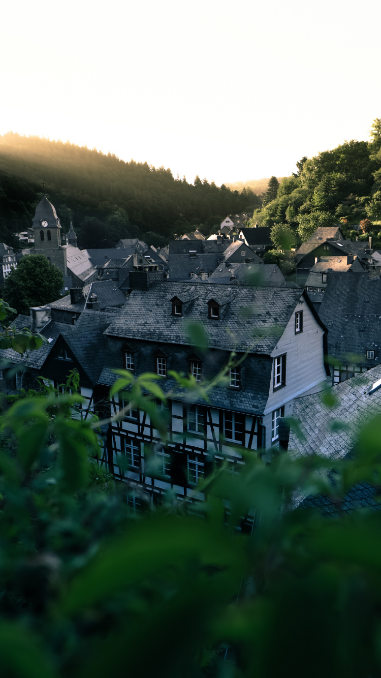 White and Black Concrete House on Green Grass Field. Wallpaper in 750x1334 Resolution