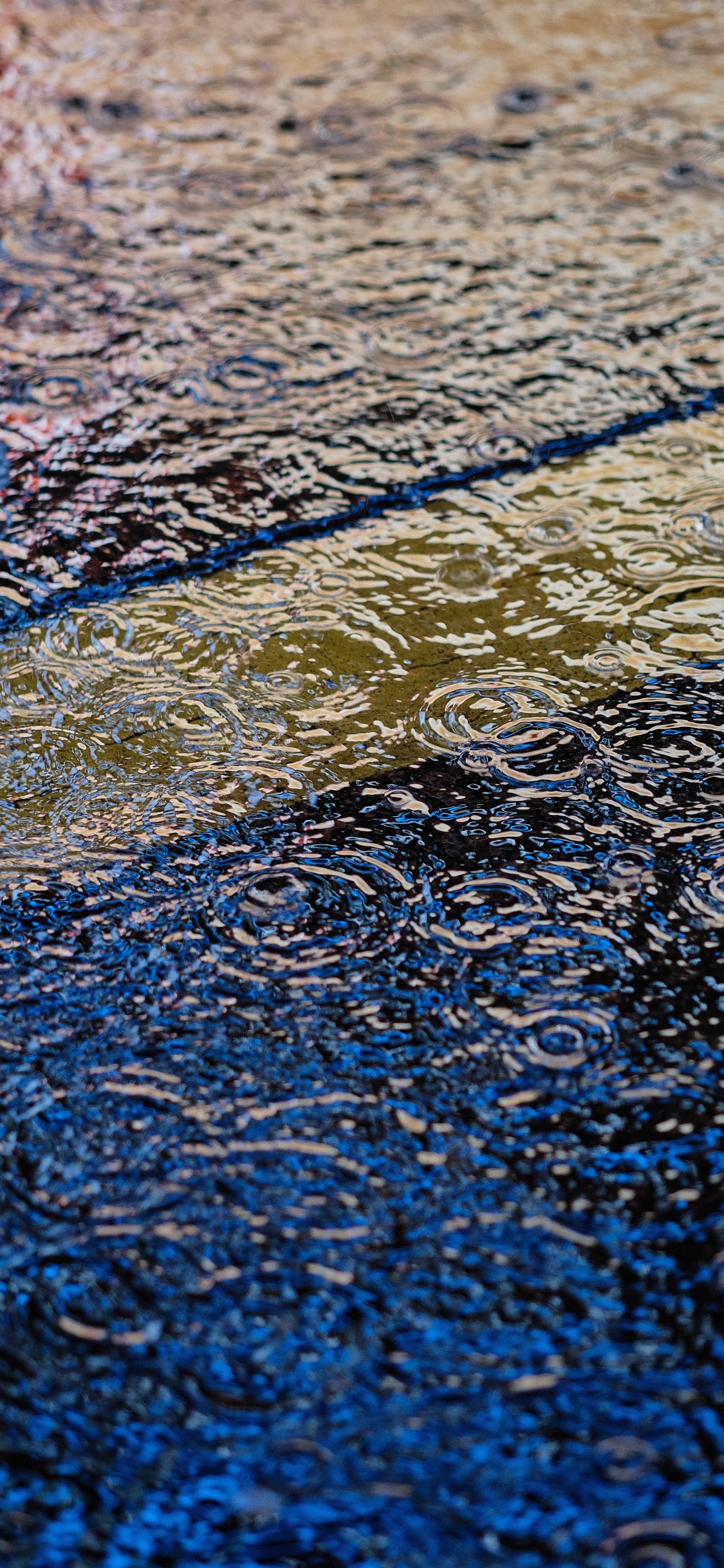 Wassertropfen Auf Blauem Und Rosa Textil. Wallpaper in 1125x2436 Resolution