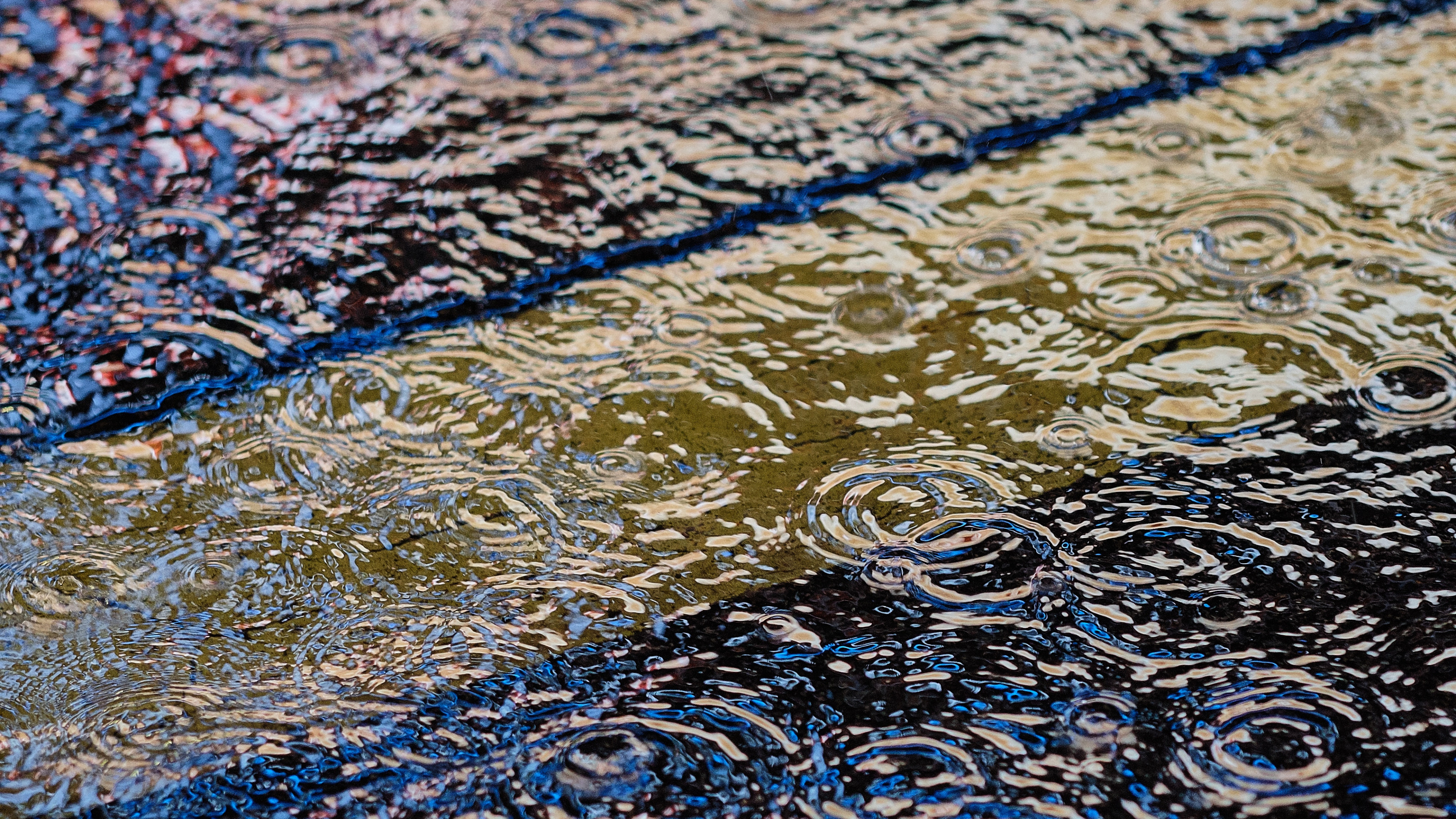 Wassertropfen Auf Blauem Und Rosa Textil. Wallpaper in 3840x2160 Resolution