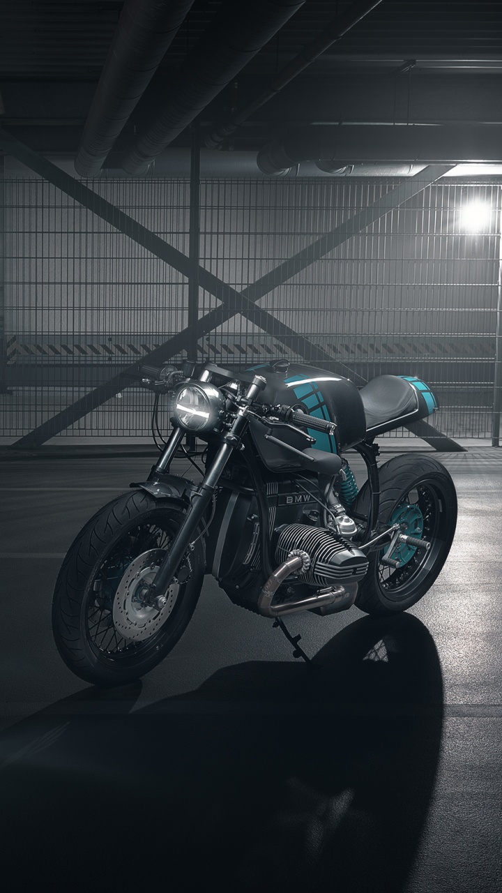 Motocicleta Negra y Plateada Estacionada Sobre Piso de Concreto Gris. Wallpaper in 720x1280 Resolution