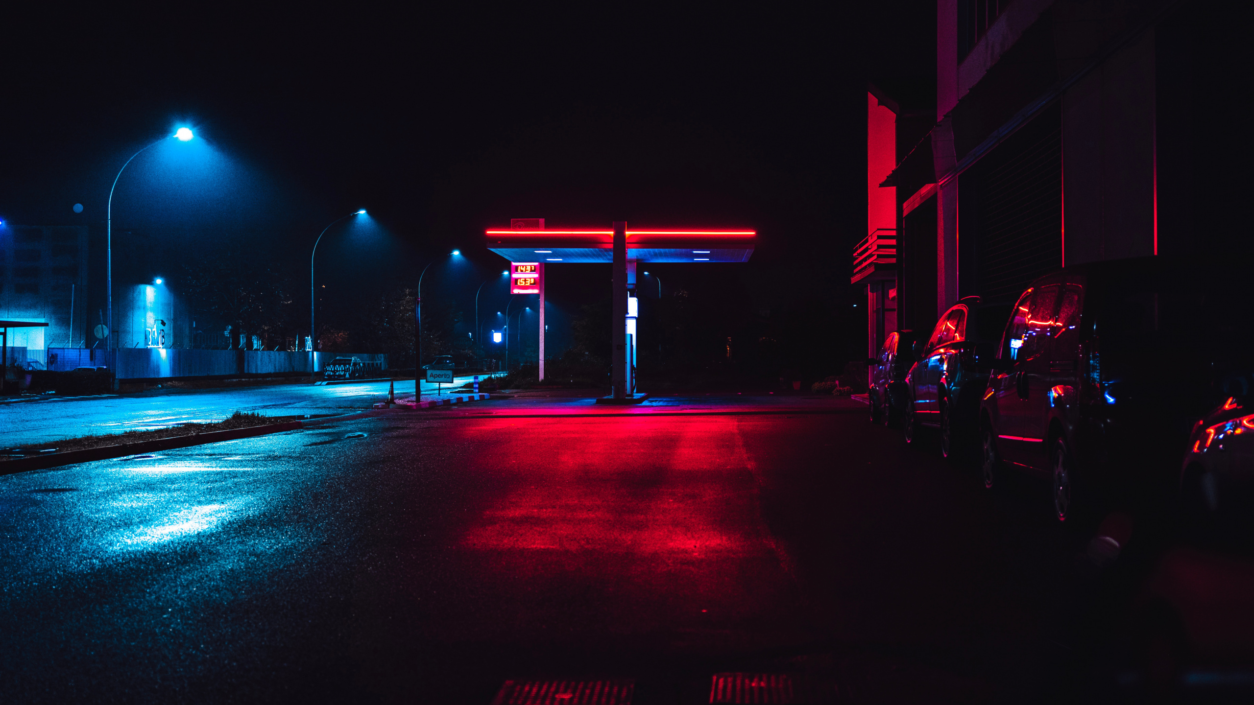 Automóviles Estacionados al Costado de la Carretera Durante la Noche. Wallpaper in 2560x1440 Resolution