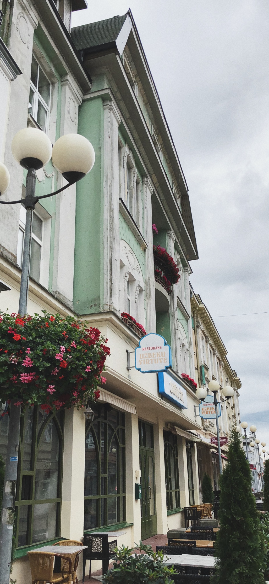 Haus, Immobilie, Nachbarschaft, Stadt, Blumentopf. Wallpaper in 1125x2436 Resolution