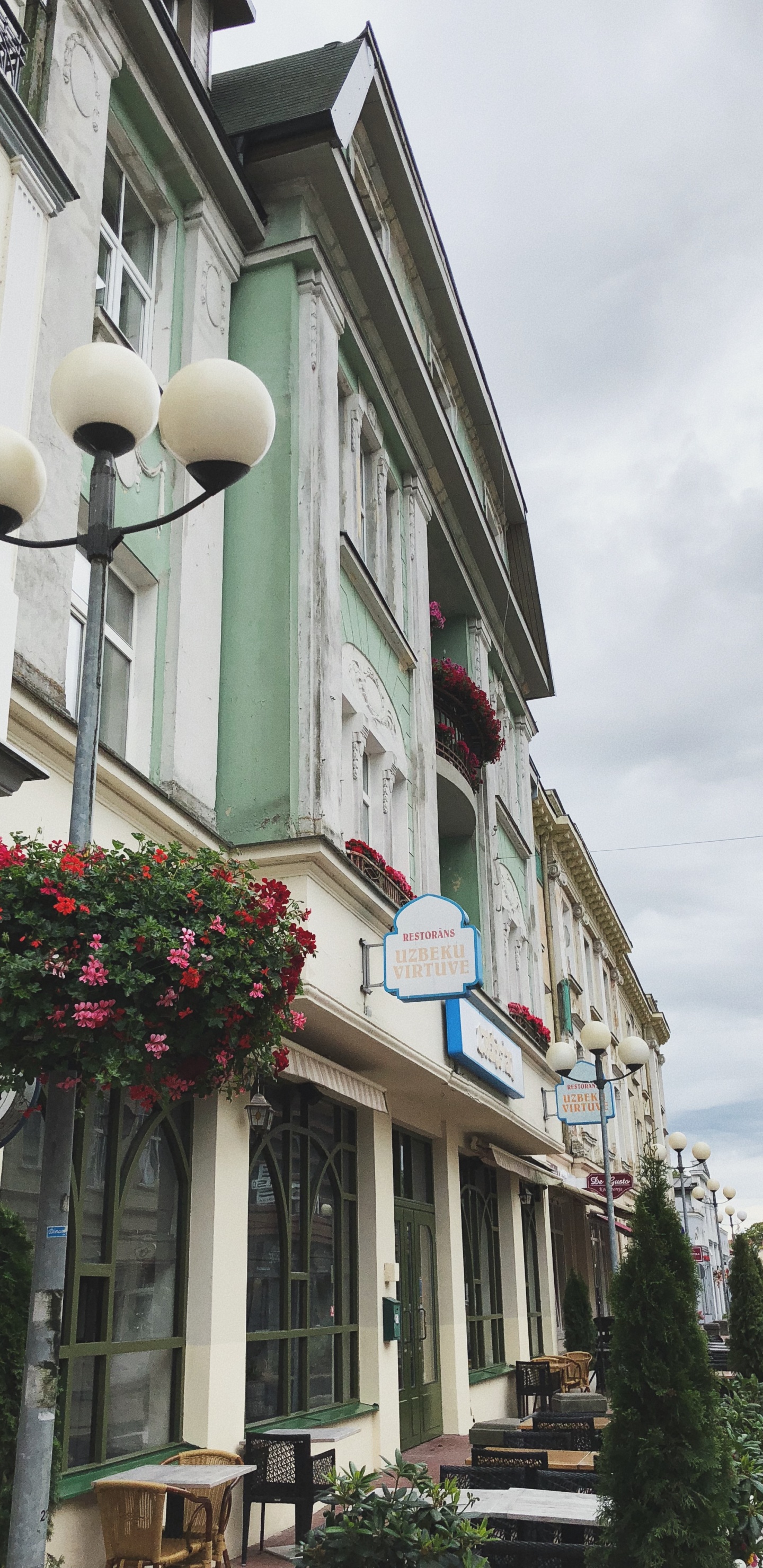 Immobilier, Quartier, Ville, Flowerpot, Bâtiment. Wallpaper in 1440x2960 Resolution