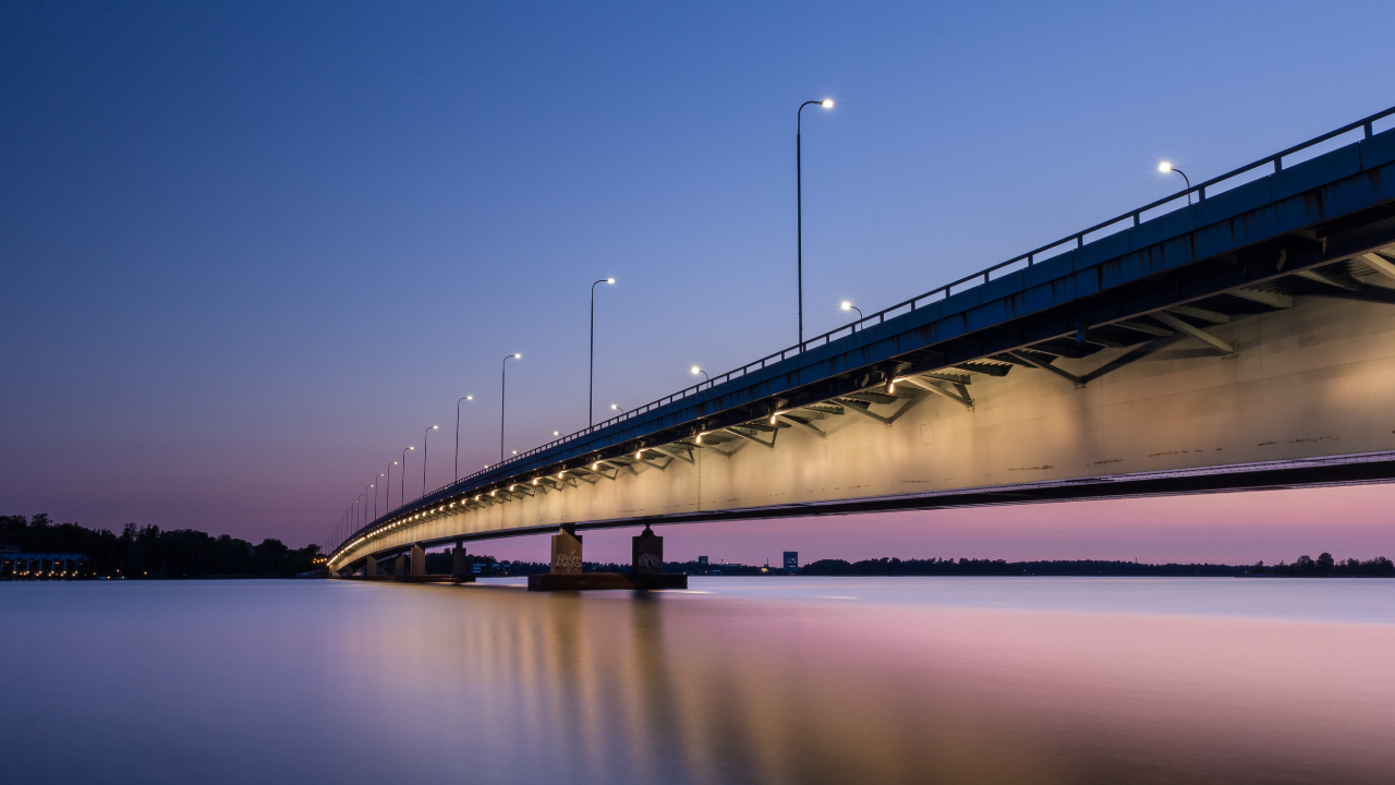 Weiße Brücke Über Dem Wasser Während Der Nacht. Wallpaper in 1280x720 Resolution