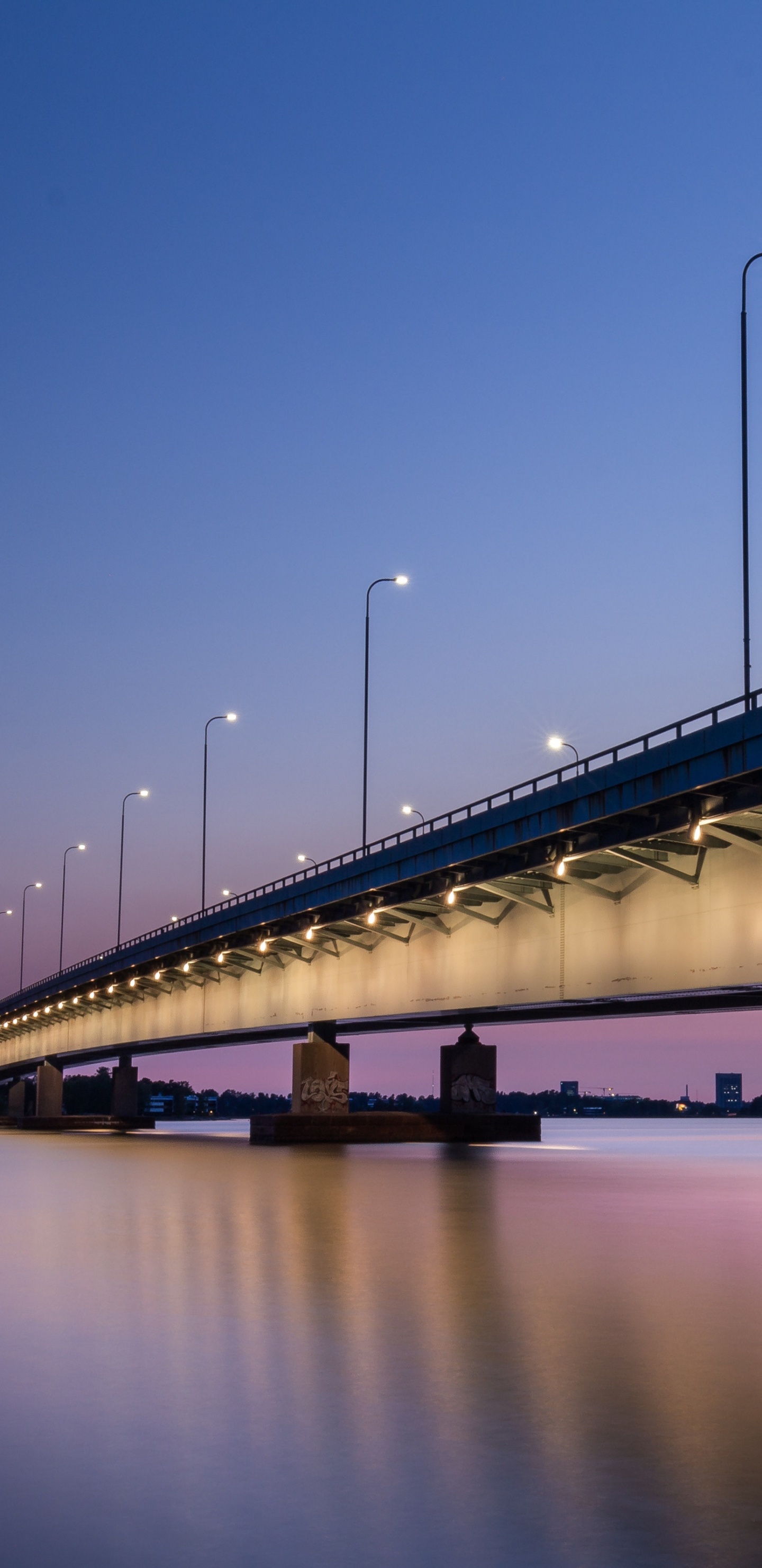 Pont Blanc Au-dessus de L'eau Pendant la Nuit. Wallpaper in 1440x2960 Resolution