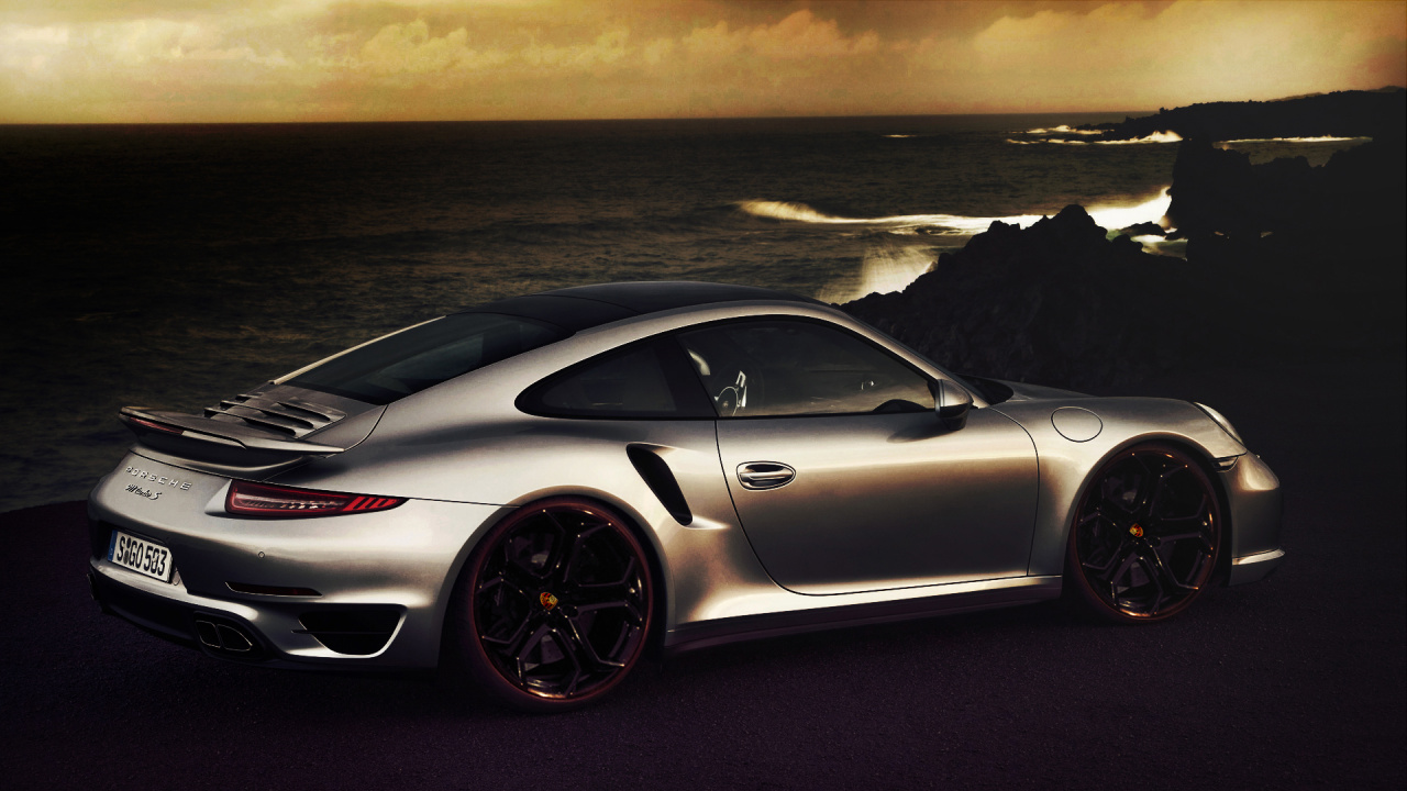 Silberner Porsche 911 Auf Schwarzer Asphaltstraße Tagsüber. Wallpaper in 1280x720 Resolution