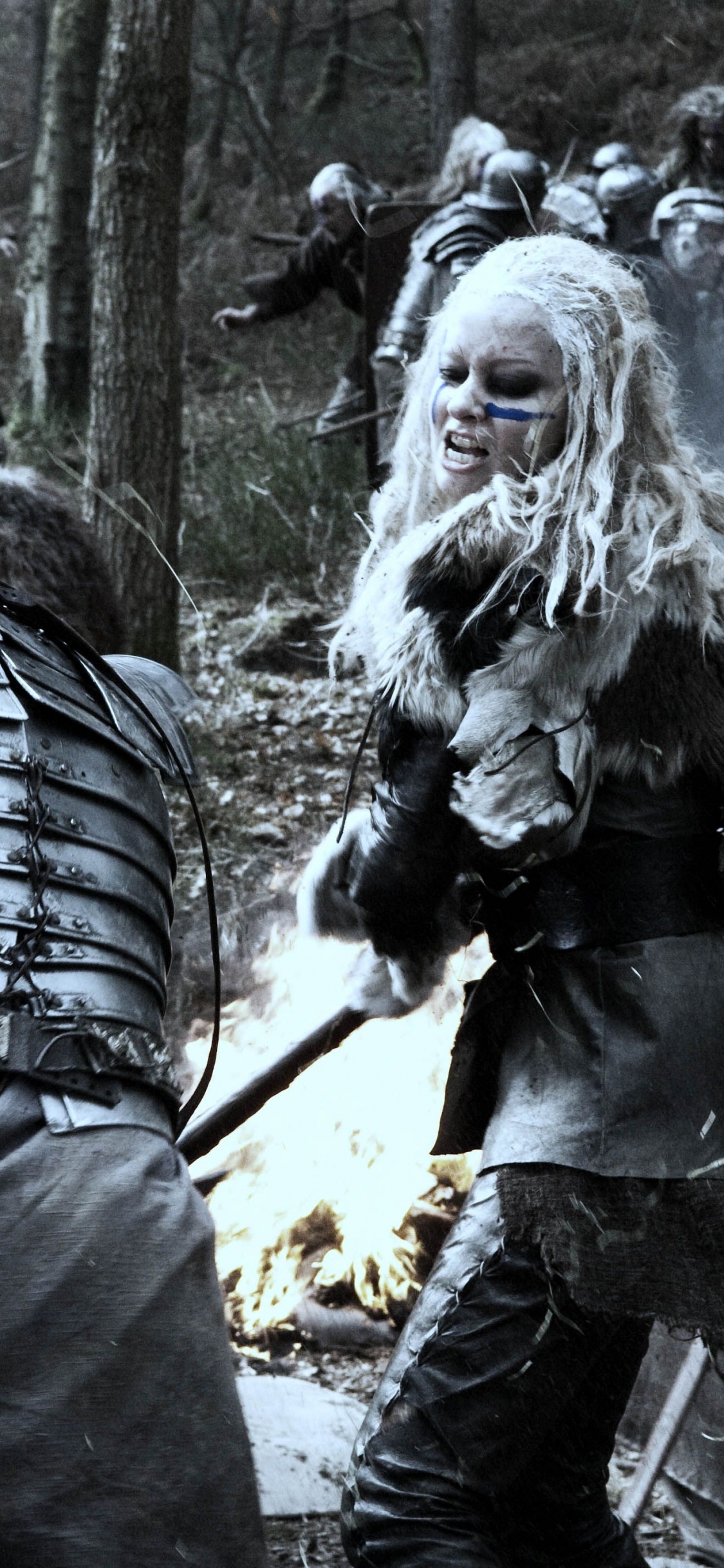 Homme en Blouson de Cuir Noir Debout à Côté de Femme en Blouson de Cuir Noir. Wallpaper in 1125x2436 Resolution