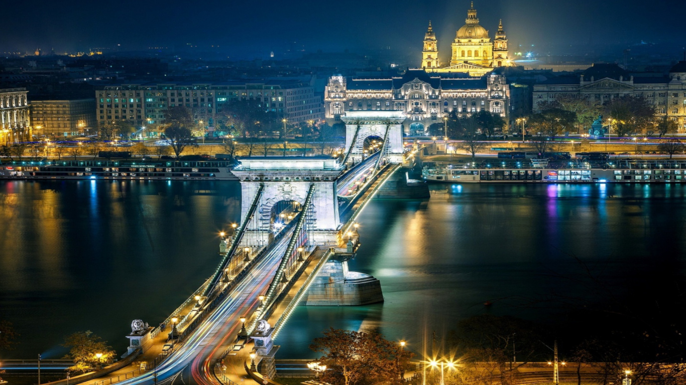 Puente Sobre el Río Durante la Noche. Wallpaper in 1366x768 Resolution