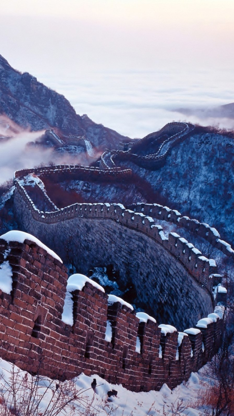 Braune Backsteinmauer Auf Schneebedecktem Berg Tagsüber. Wallpaper in 750x1334 Resolution