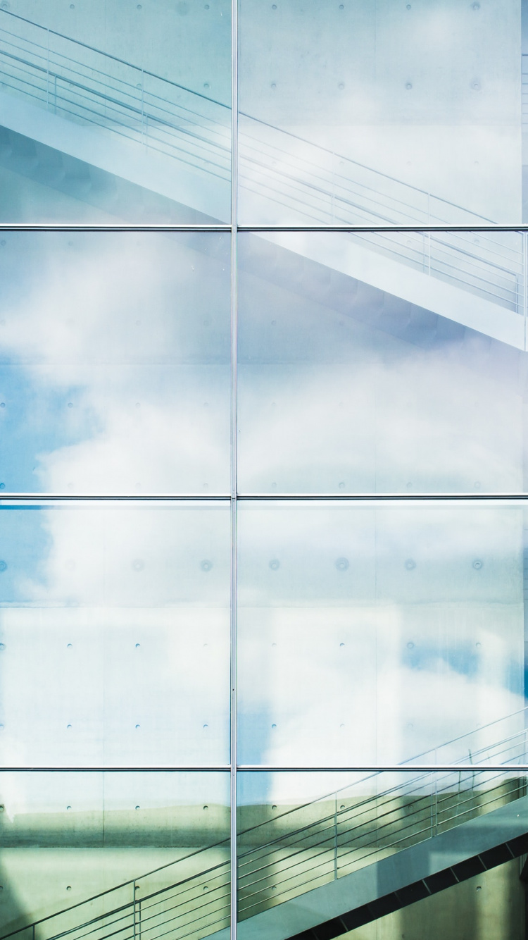 Gebäude Mit Weißen Und Blauen Glaswänden. Wallpaper in 750x1334 Resolution