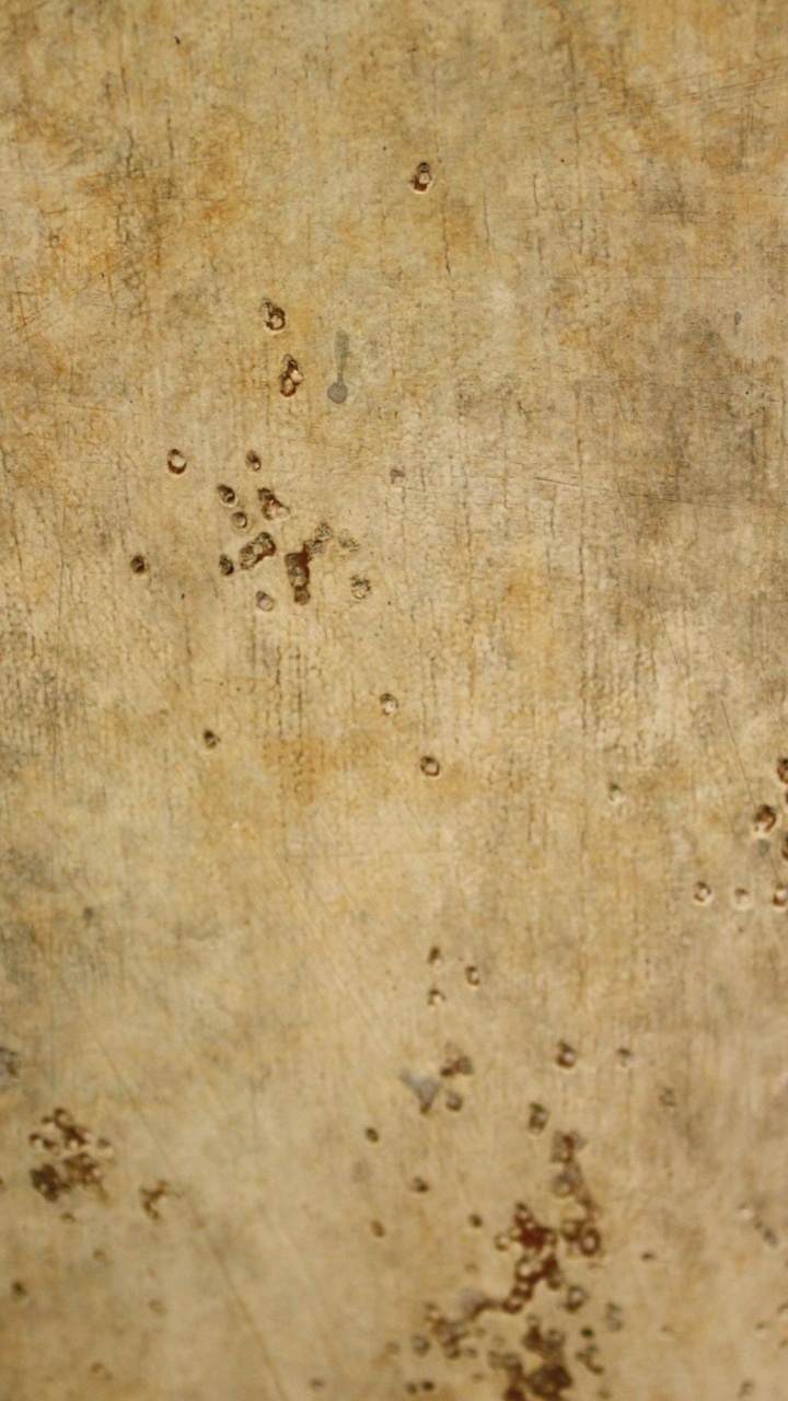 Person Mit Schwarzen Schuhen, Die Auf Braunem Boden Steht. Wallpaper in 720x1280 Resolution