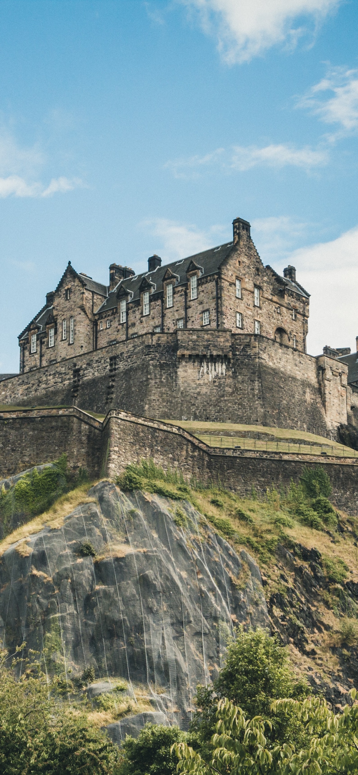Edinburgh Castle, Schloss, Princes-Street-Gärten, Cloud, Gebäude. Wallpaper in 1242x2688 Resolution