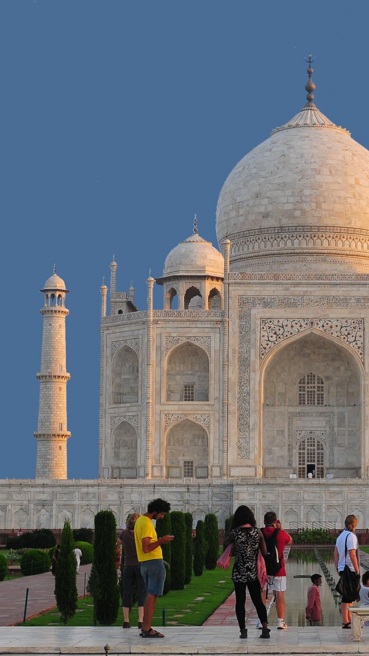 Gente de Pie Cerca Del Edificio de Hormigón Blanco Durante el Día. Wallpaper in 720x1280 Resolution