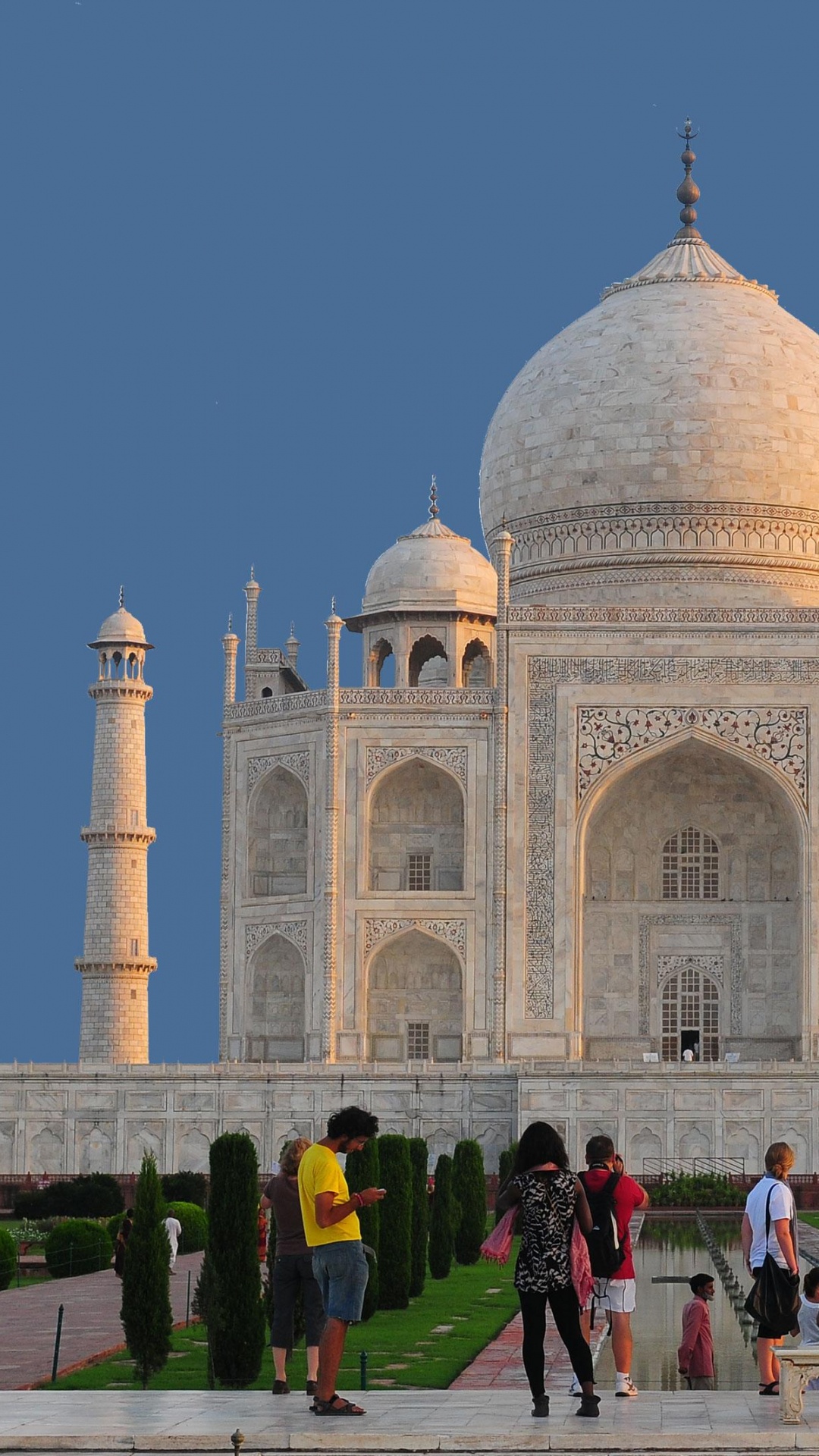 Leute, Die Tagsüber in Der Nähe Eines Weißen Betongebäudes Stehen. Wallpaper in 1080x1920 Resolution