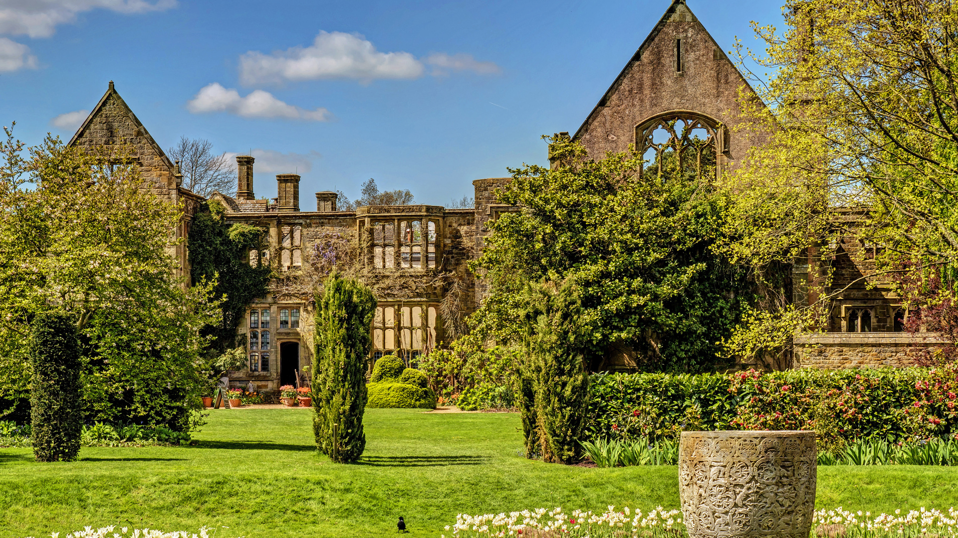 Green Grass Field Near Brown Concrete Building During Daytime. Wallpaper in 1920x1080 Resolution