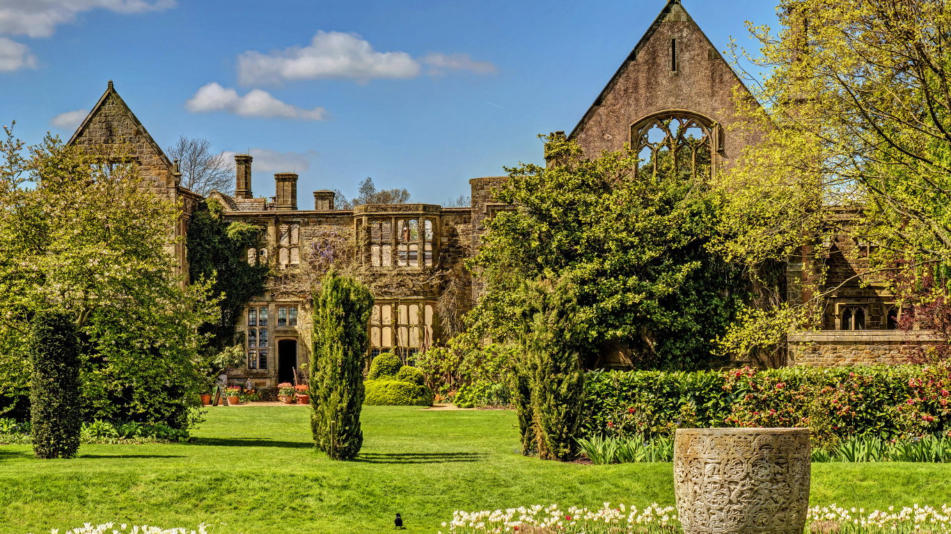 Campo de Hierba Verde Cerca Del Edificio de Hormigón Marrón Durante el Día. Wallpaper in 1366x768 Resolution