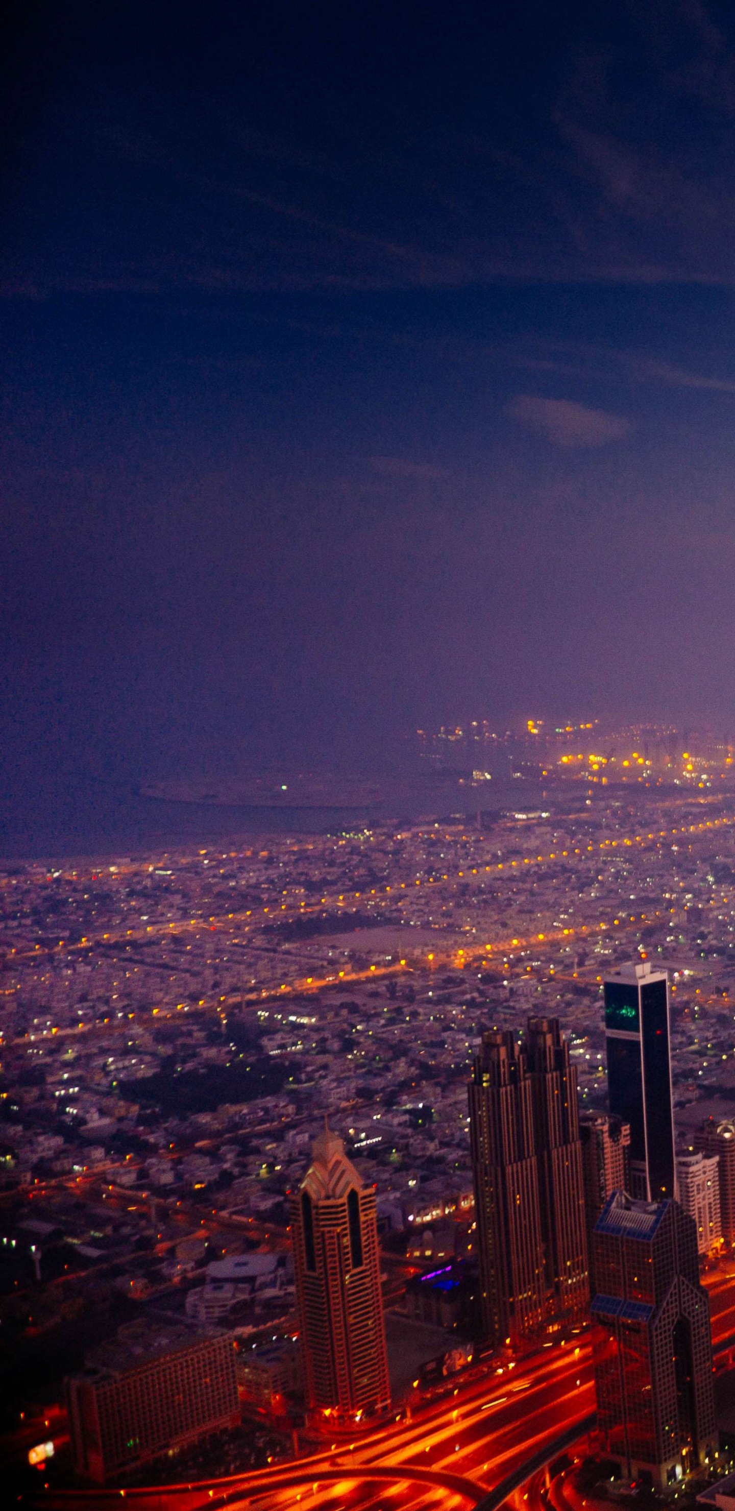 Horizon de la Ville Pendant la Nuit. Wallpaper in 1440x2960 Resolution