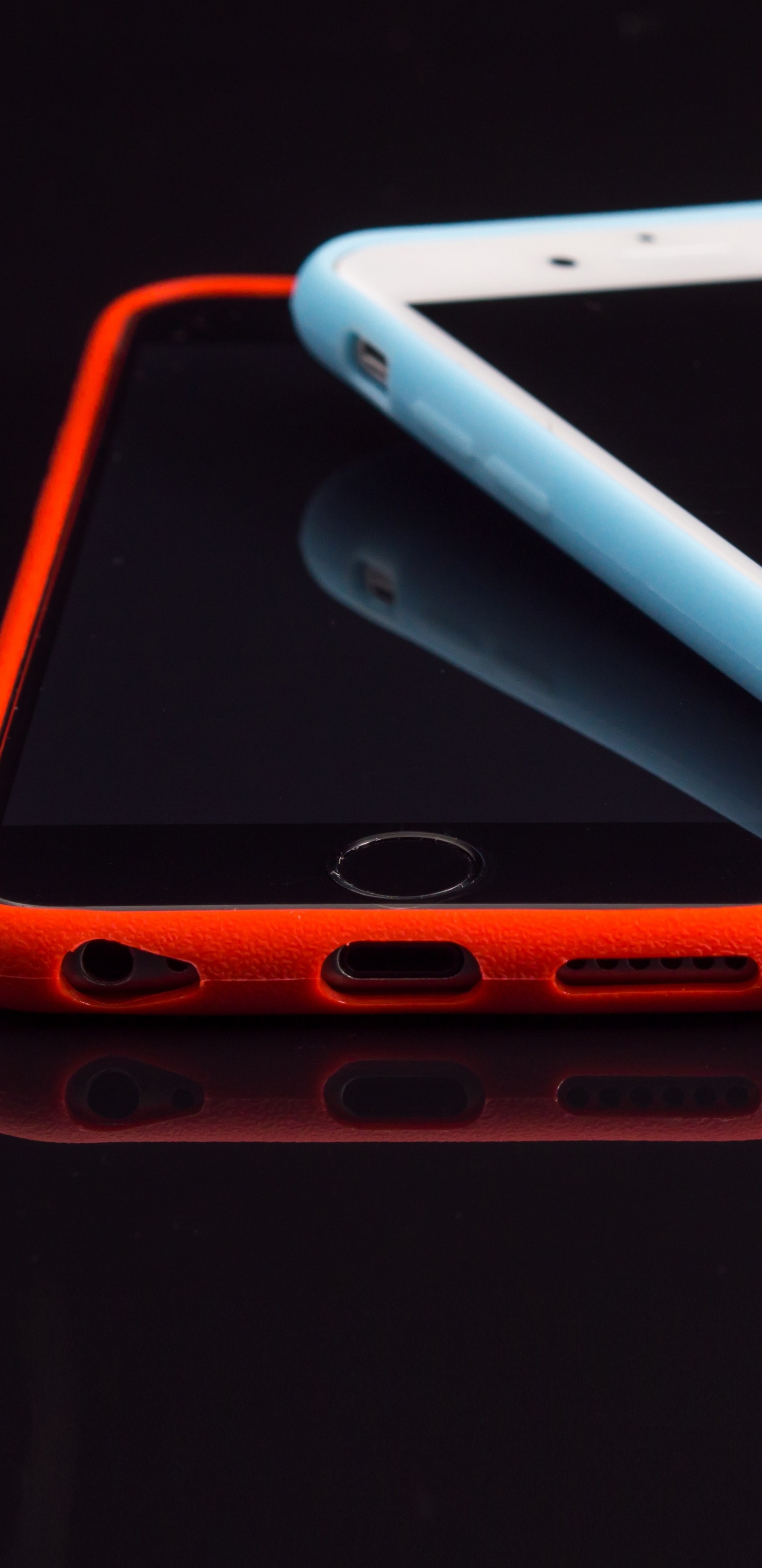 Iphone 4s Blanco Con Funda Naranja. Wallpaper in 1440x2960 Resolution