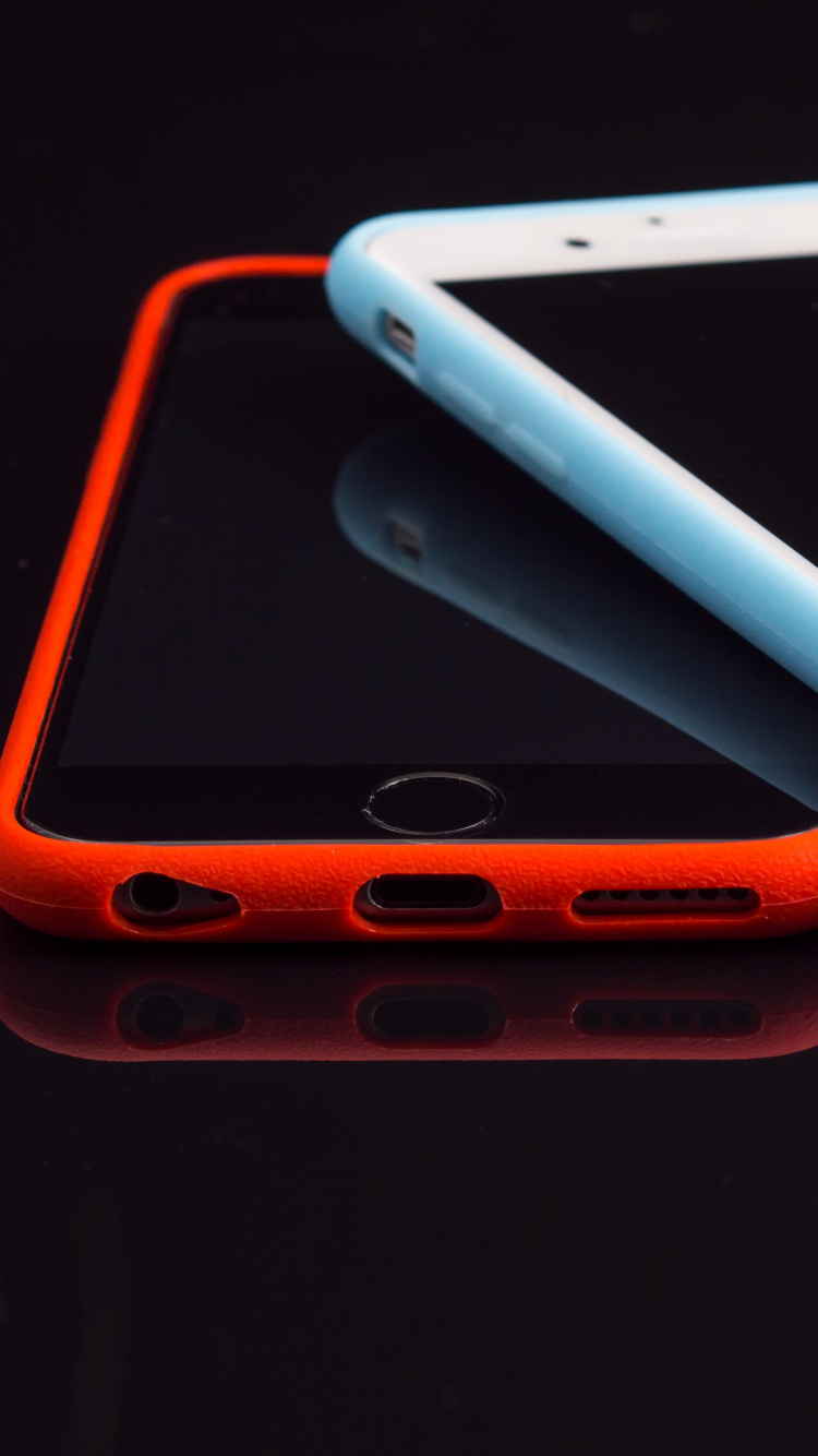 Iphone 4s Blanco Con Funda Naranja. Wallpaper in 750x1334 Resolution