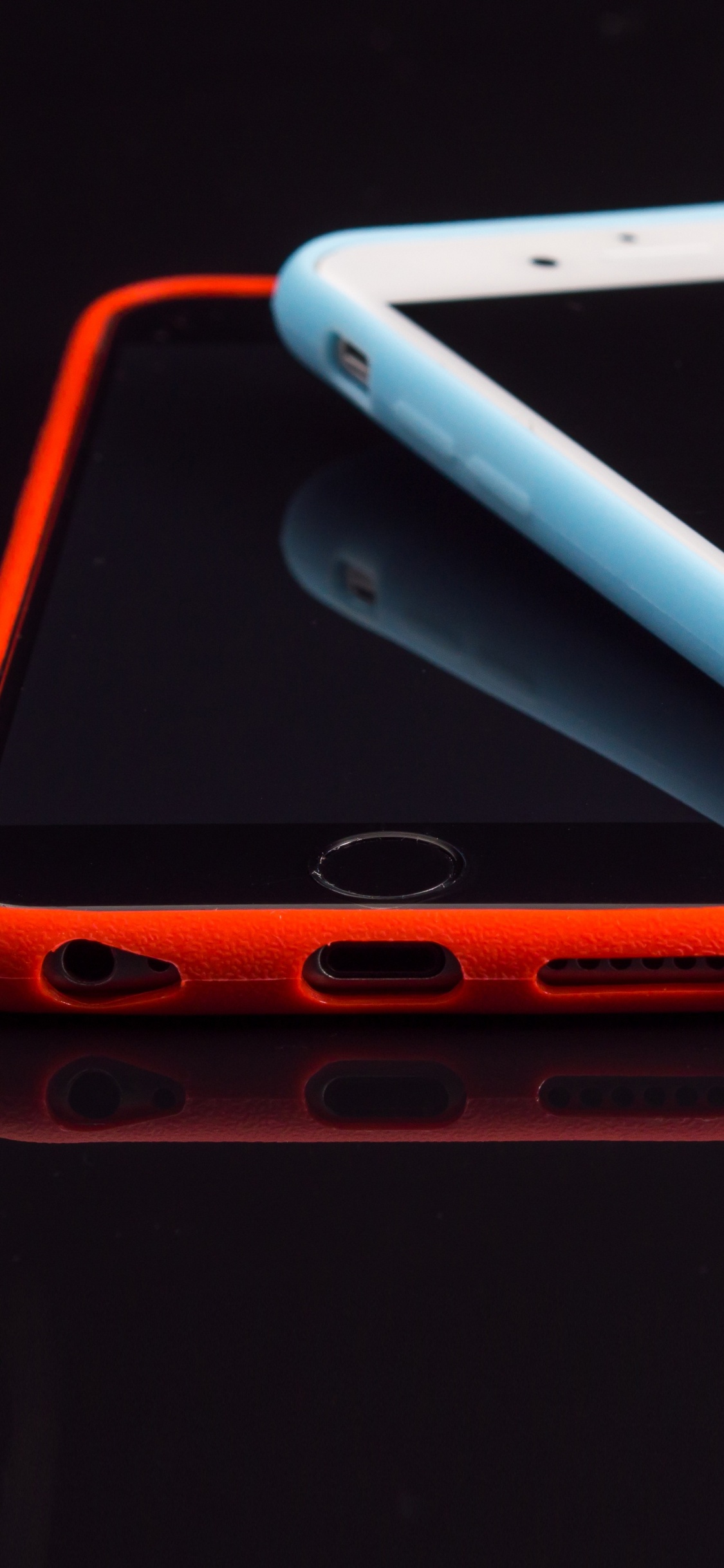 Weißes Iphone 4s Mit Oranger Hülle. Wallpaper in 1125x2436 Resolution