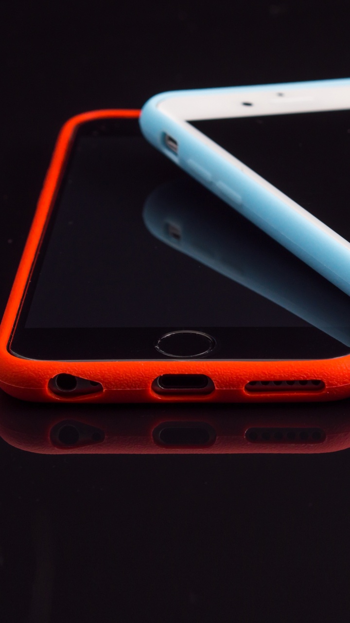 Weißes Iphone 4s Mit Oranger Hülle. Wallpaper in 720x1280 Resolution