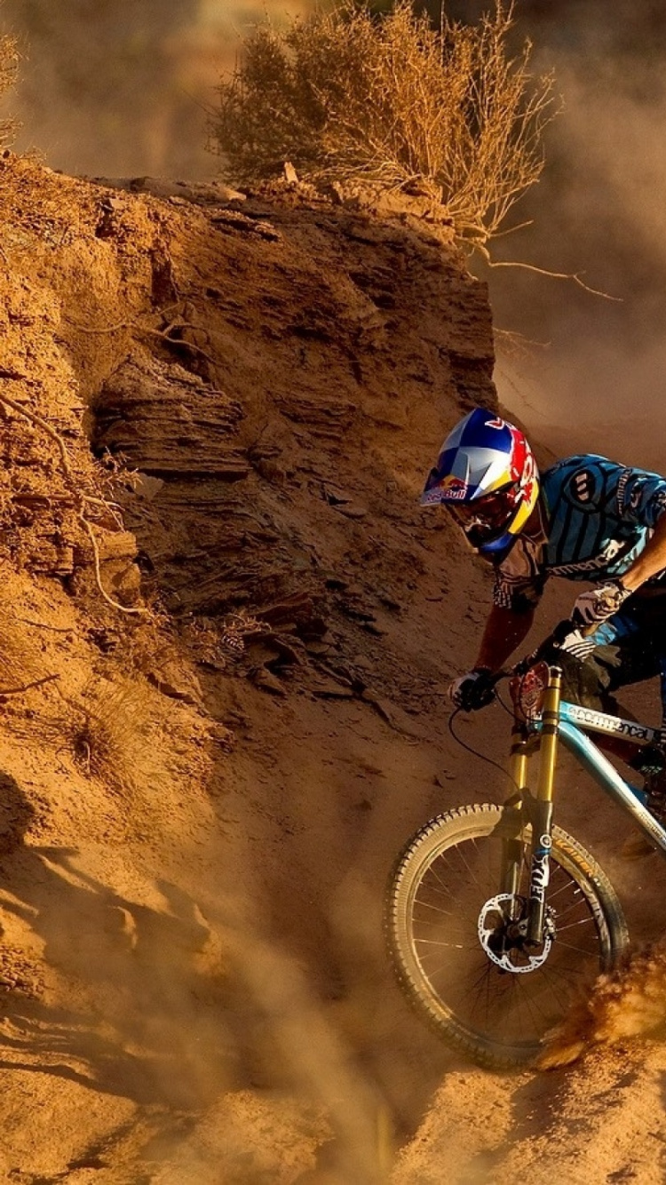 Man Riding Motocross Dirt Bike Sur Champ Brun. Wallpaper in 750x1334 Resolution