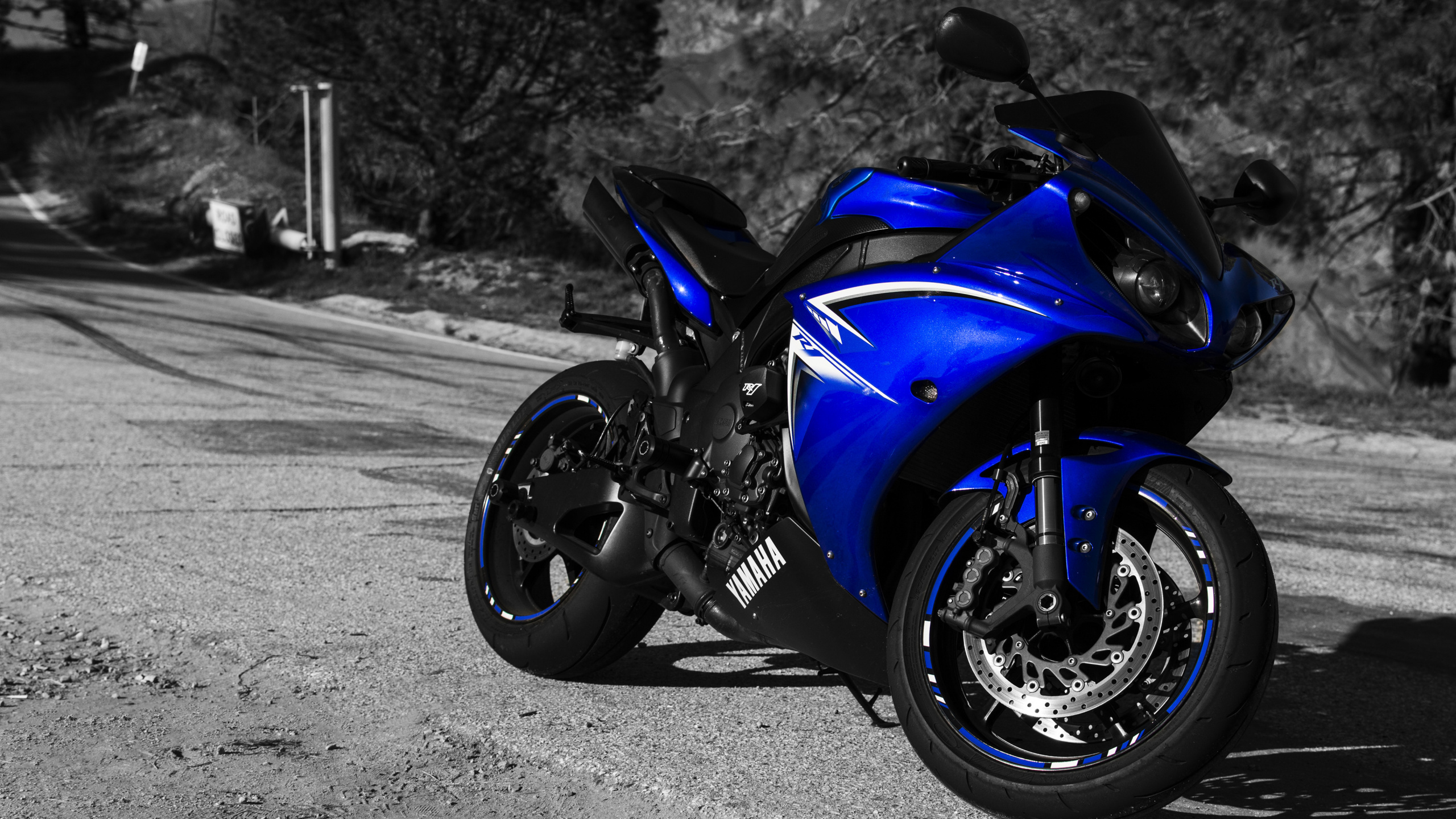 Blue and Black Sports Bike on Road. Wallpaper in 2560x1440 Resolution