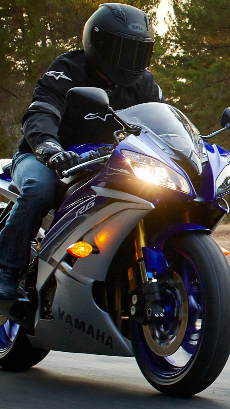 Mann in Schwarzer Jacke, Der Auf Einem Weißen Und Schwarzen Sportrad Fährt Riding. Wallpaper in 750x1334 Resolution