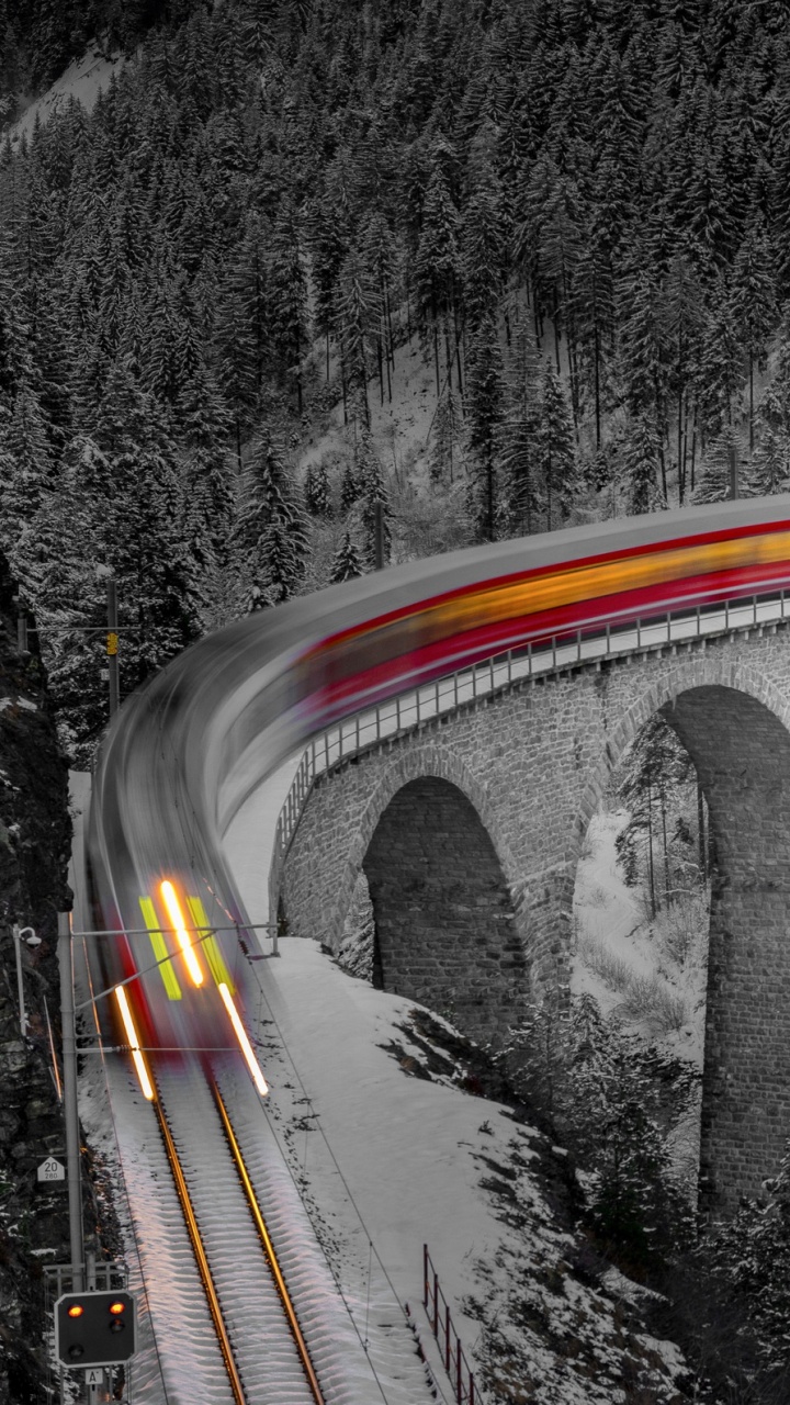 Graustufenfoto Der Brücke Über Den Fluss. Wallpaper in 720x1280 Resolution