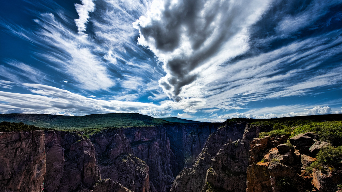 Montaña Verde y Marrón Bajo Nubes Blancas y Cielo Azul Durante el Día. Wallpaper in 1366x768 Resolution