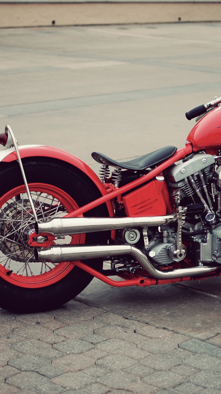 Moto Cruiser Rouge et Noir Sur Route en Béton Gris. Wallpaper in 720x1280 Resolution