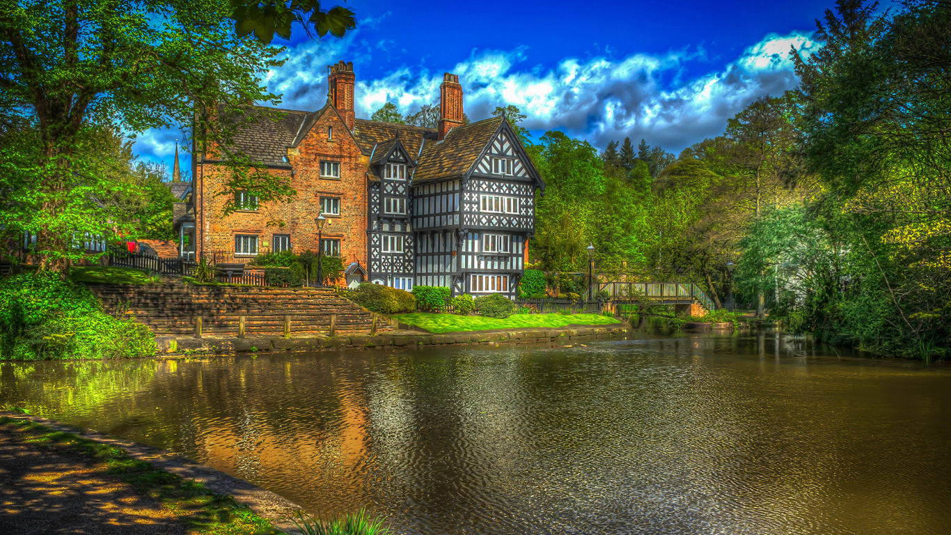 Casa Marrón y Gris Junto al Río Bajo un Cielo Azul Durante el Día. Wallpaper in 1366x768 Resolution