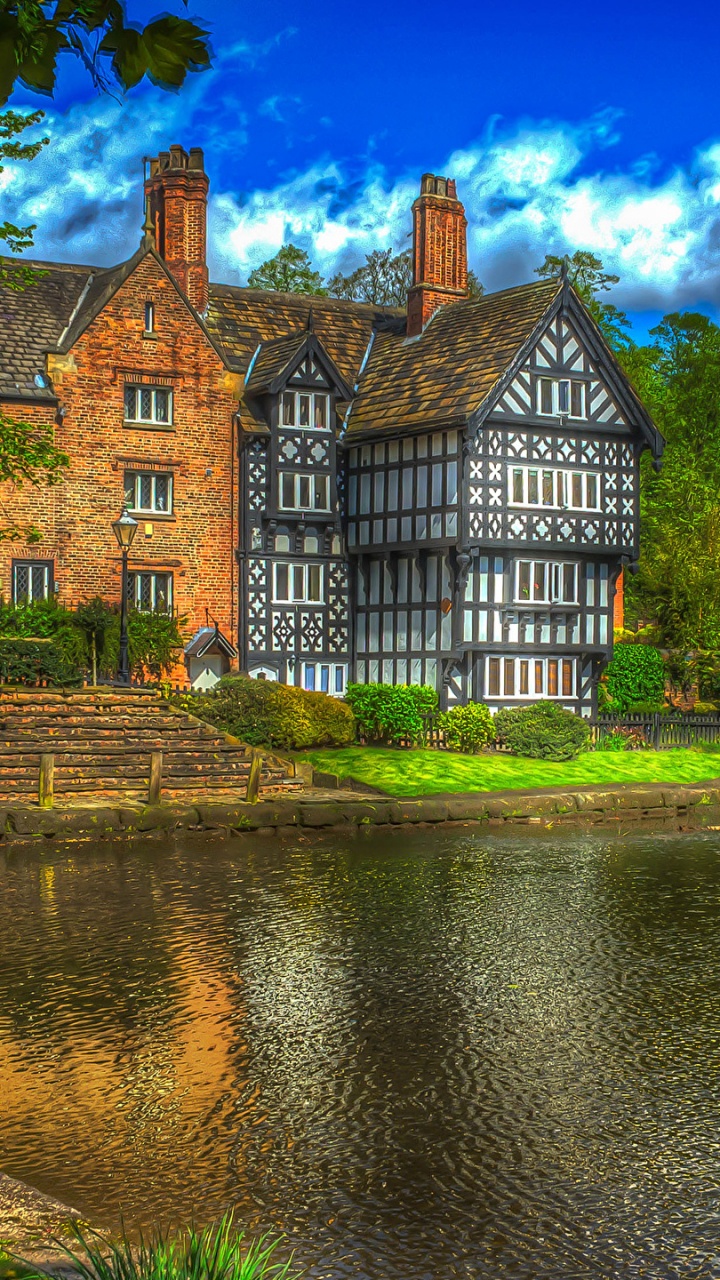 Casa Marrón y Gris Junto al Río Bajo un Cielo Azul Durante el Día. Wallpaper in 720x1280 Resolution