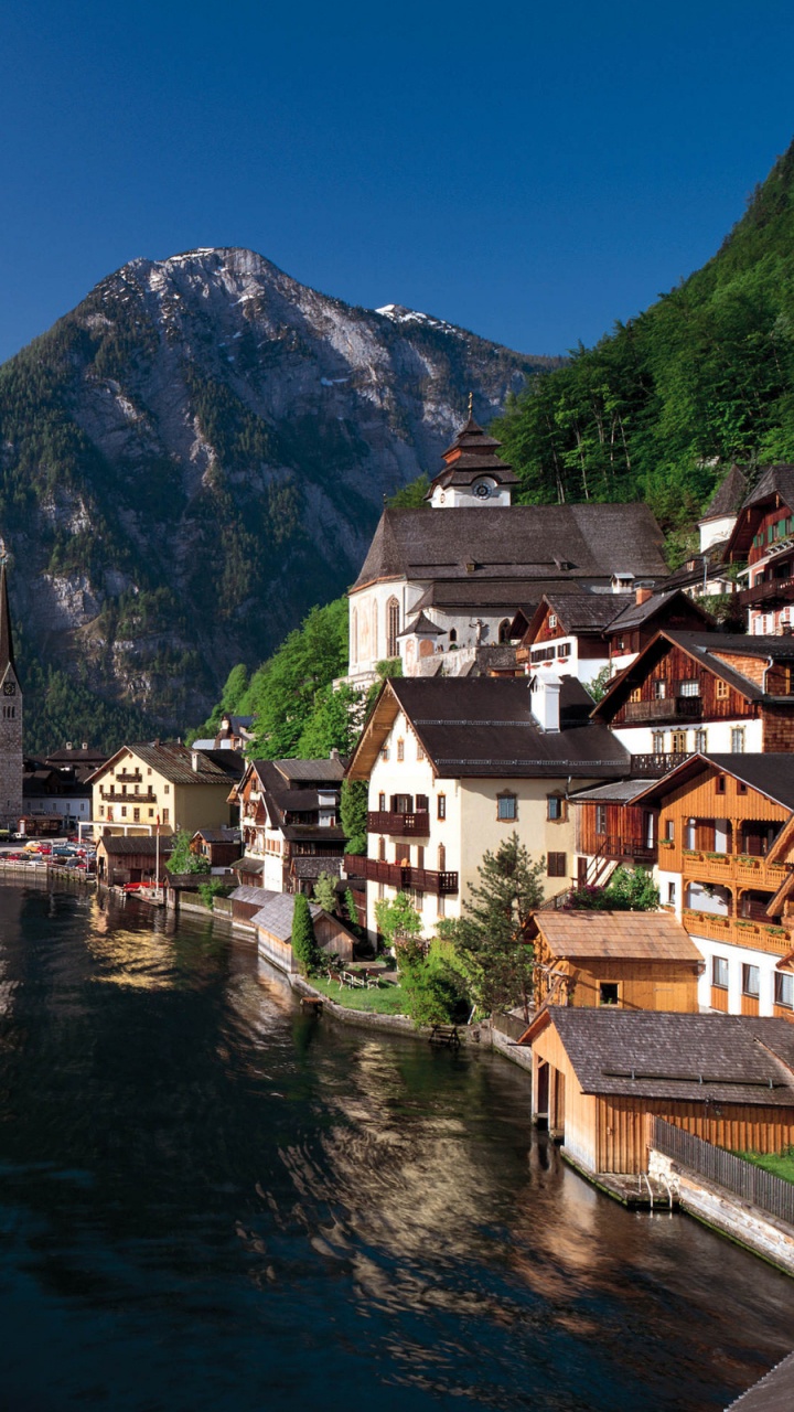 Maison en Béton Blanc et Marron Près de la Montagne Verte Sous un Ciel Bleu Pendant la Journée. Wallpaper in 720x1280 Resolution