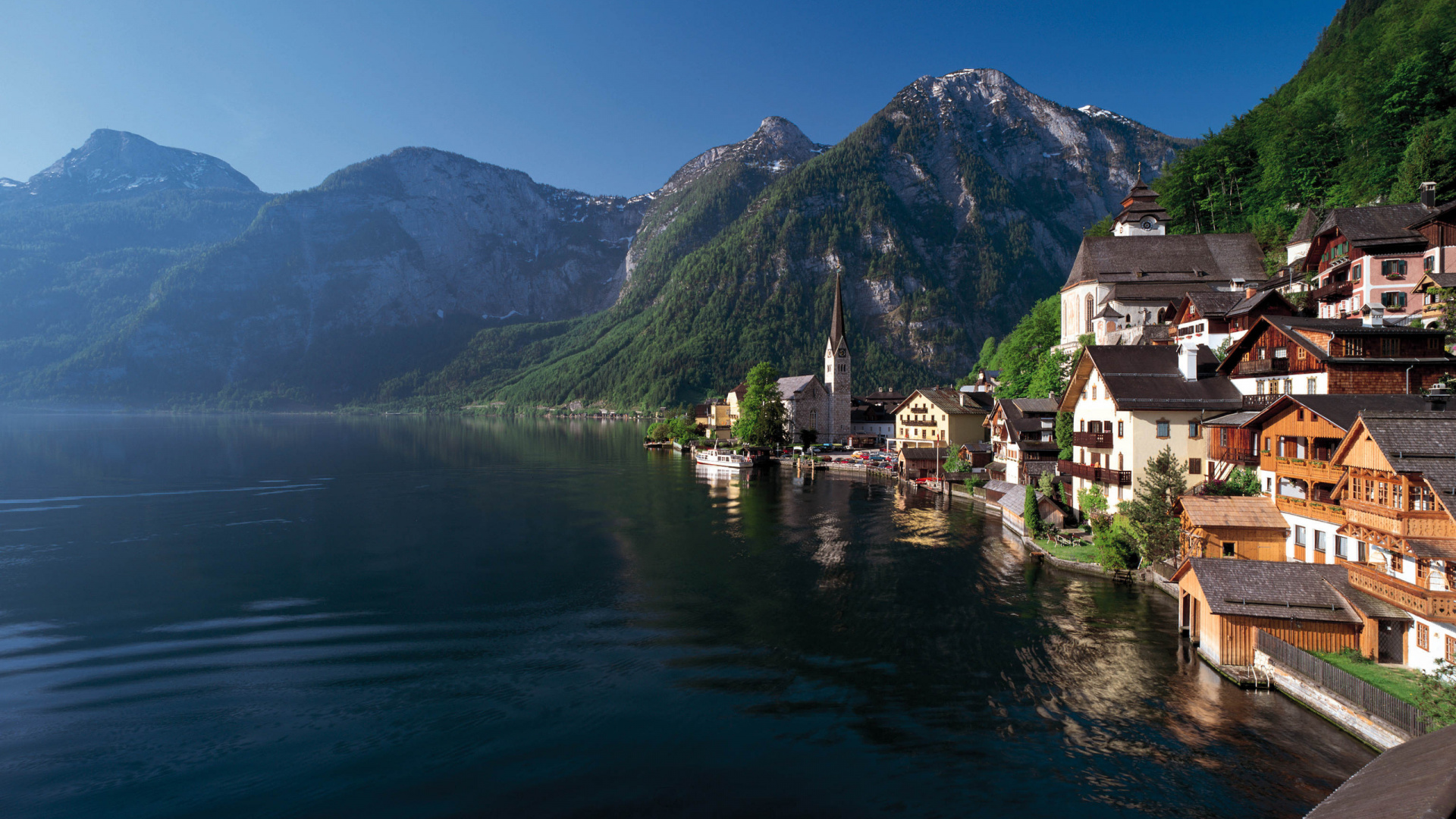 Weißes Und Braunes Betonhaus in Der Nähe Des Grünen Berges Unter Blauem Himmel Tagsüber. Wallpaper in 1920x1080 Resolution