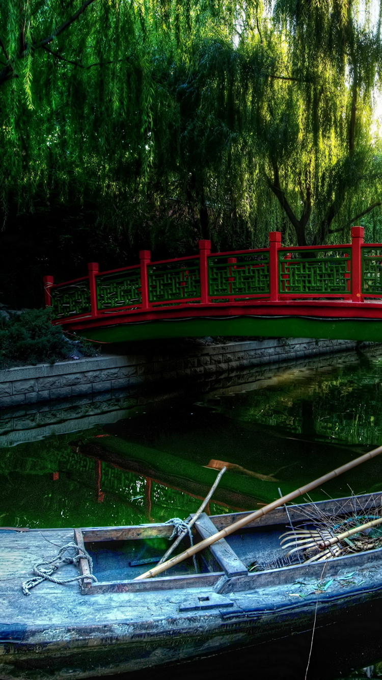 Barco de Madera Marrón Sobre el Río Durante el Día. Wallpaper in 750x1334 Resolution