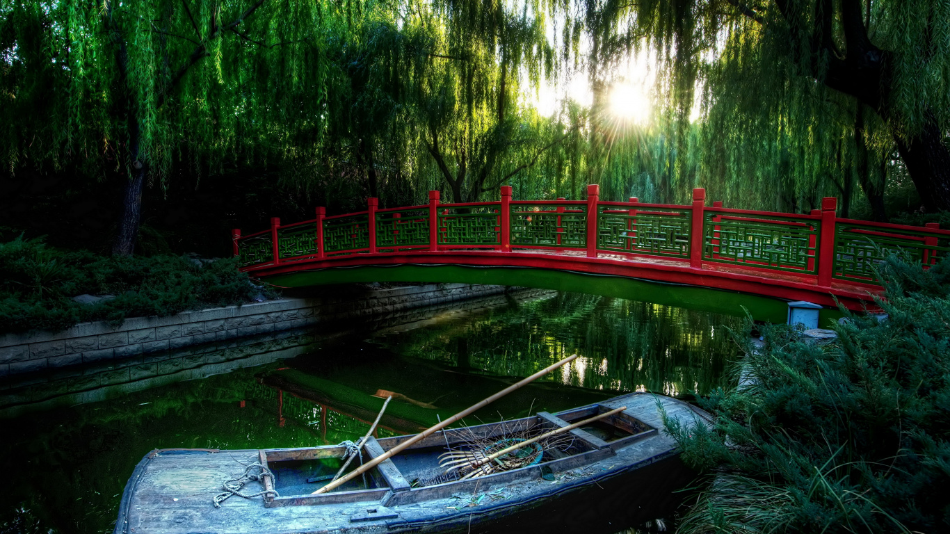 Brown Wooden Boat on River During Daytime. Wallpaper in 1366x768 Resolution