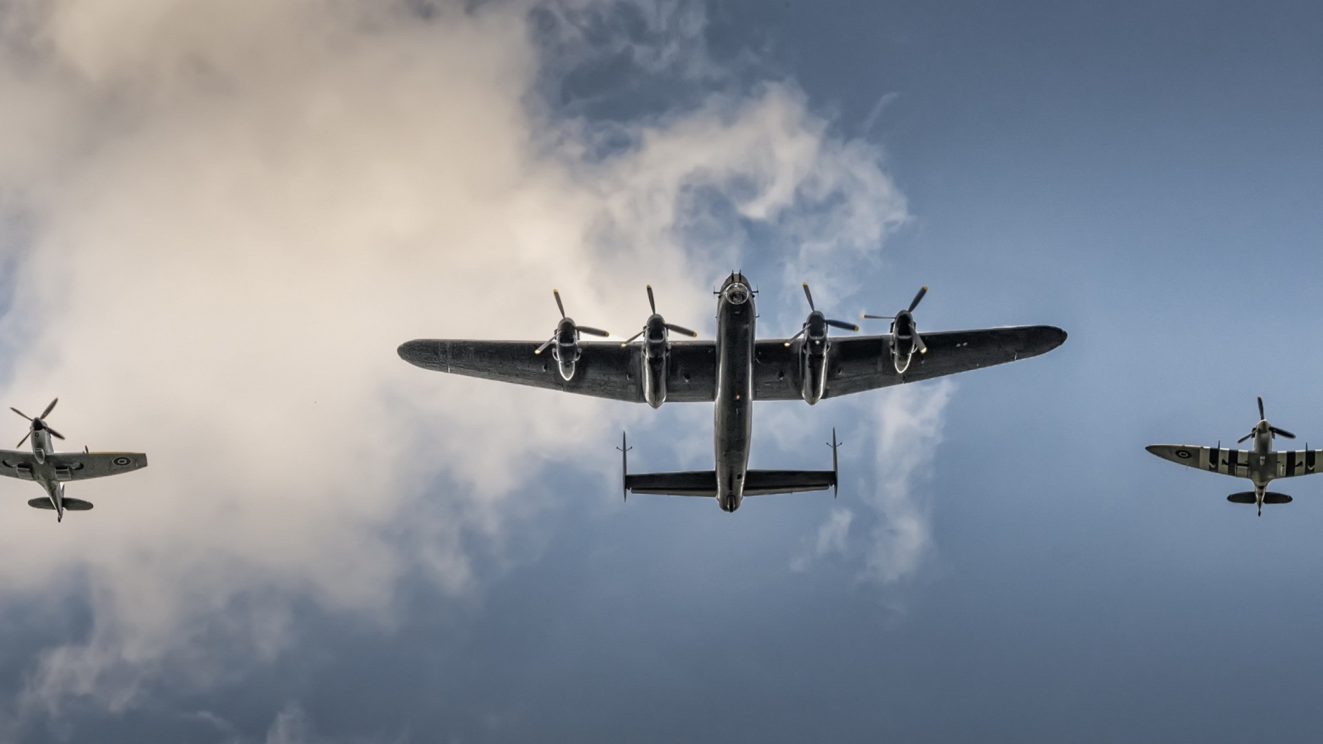 Avion à Réaction Noir Dans Les Airs Pendant la Journée. Wallpaper in 1920x1080 Resolution